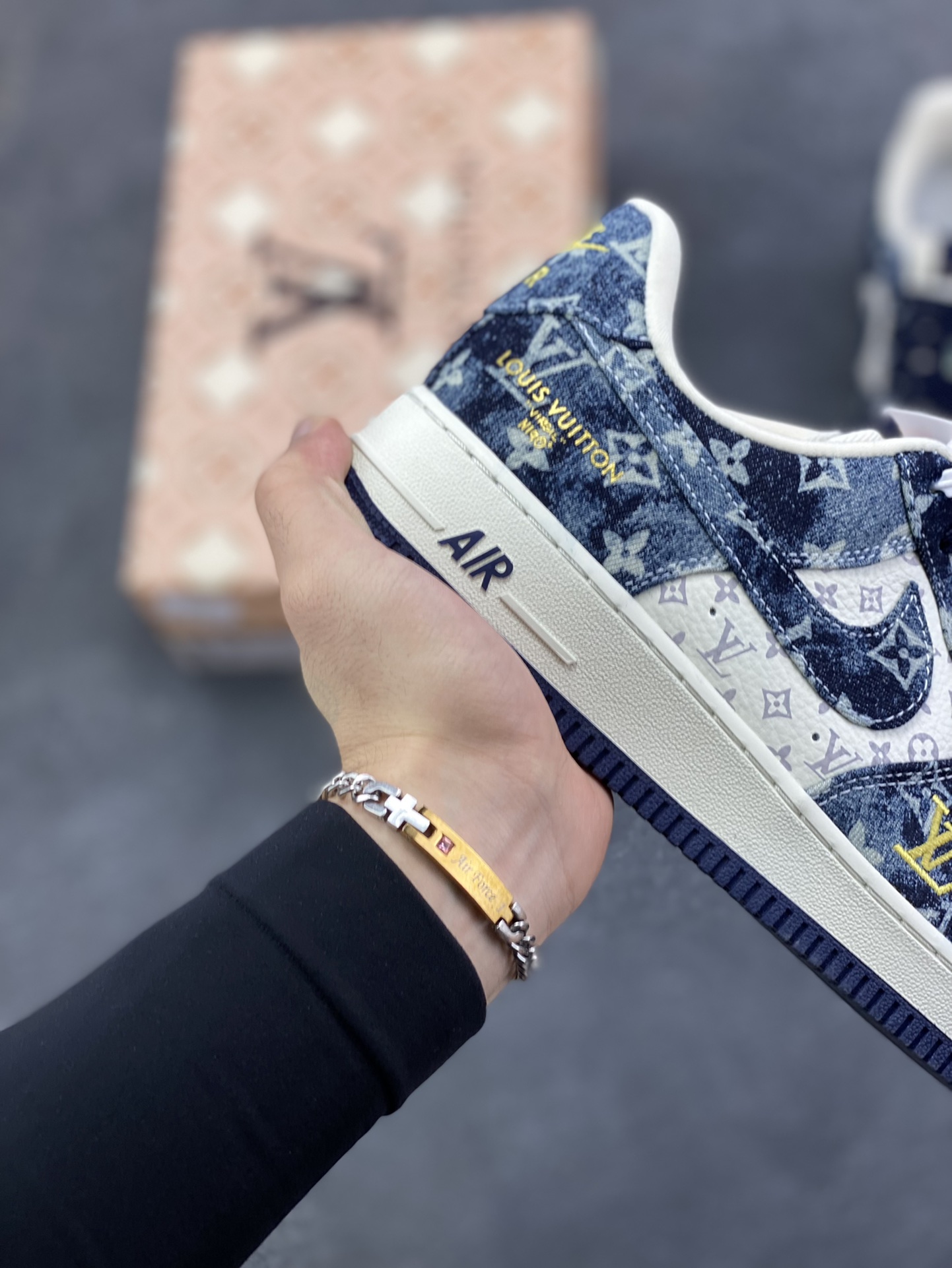 图片[6]-海外量发售！NIke Air Force 1 \’07 Low LV联名–白墨蓝空军一号低帮 运动鞋 休闲鞋 折边针车 防水牛仔布 工艺难度大 原楦头原纸板 高端定制鞋盒 原厂鞋底 超高清洁度 细节完美 货号：YF9511-820 尺码：36 36.5 37.5 38 38.5 39 40 40.5 41 42 42.5 43 44 44.5 45-选品中心