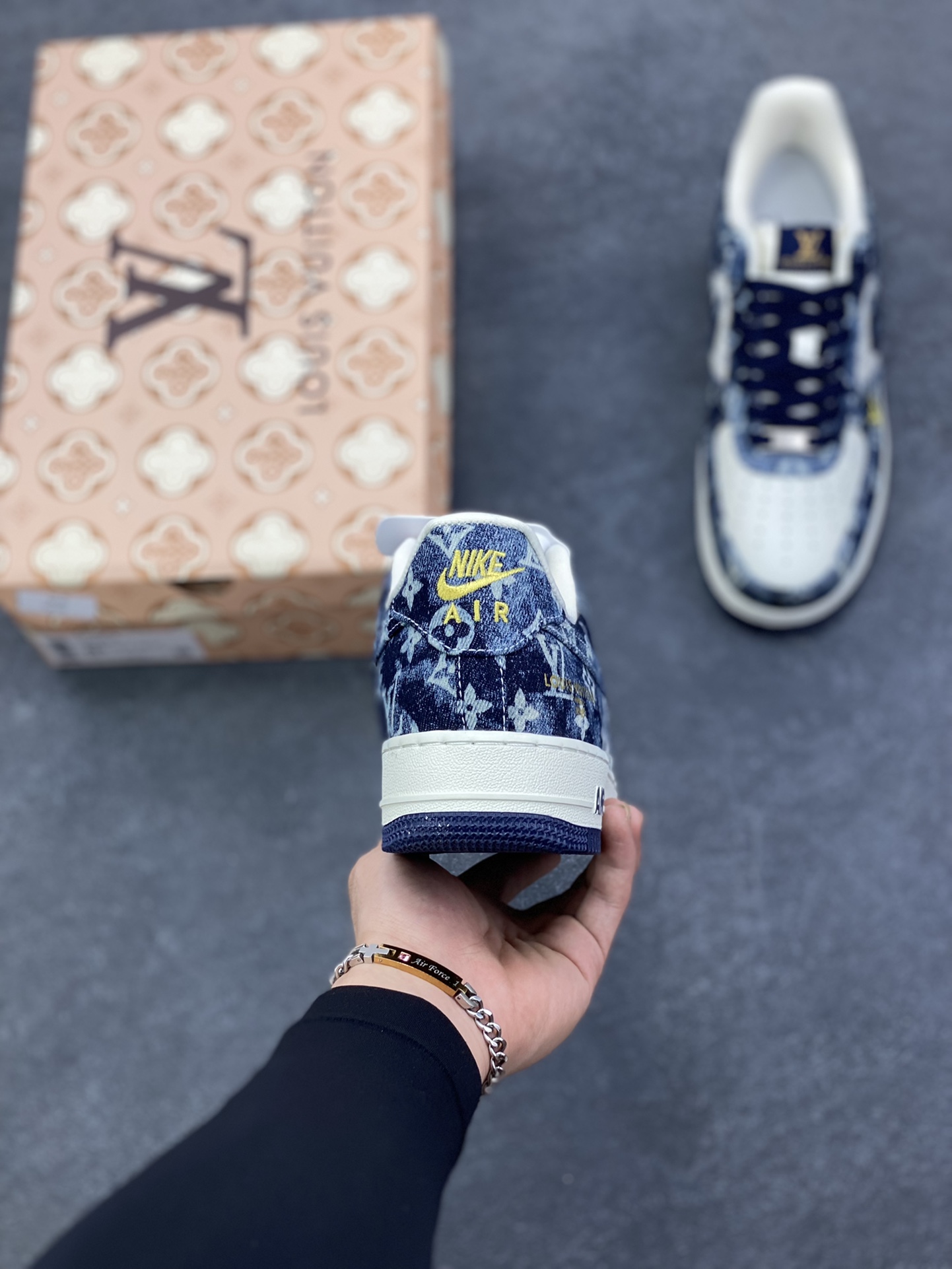 图片[4]-海外量发售！NIke Air Force 1 \’07 Low LV联名–白墨蓝空军一号低帮 运动鞋 休闲鞋 折边针车 防水牛仔布 工艺难度大 原楦头原纸板 高端定制鞋盒 原厂鞋底 超高清洁度 细节完美 货号：YF9511-820 尺码：36 36.5 37.5 38 38.5 39 40 40.5 41 42 42.5 43 44 44.5 45-选品中心
