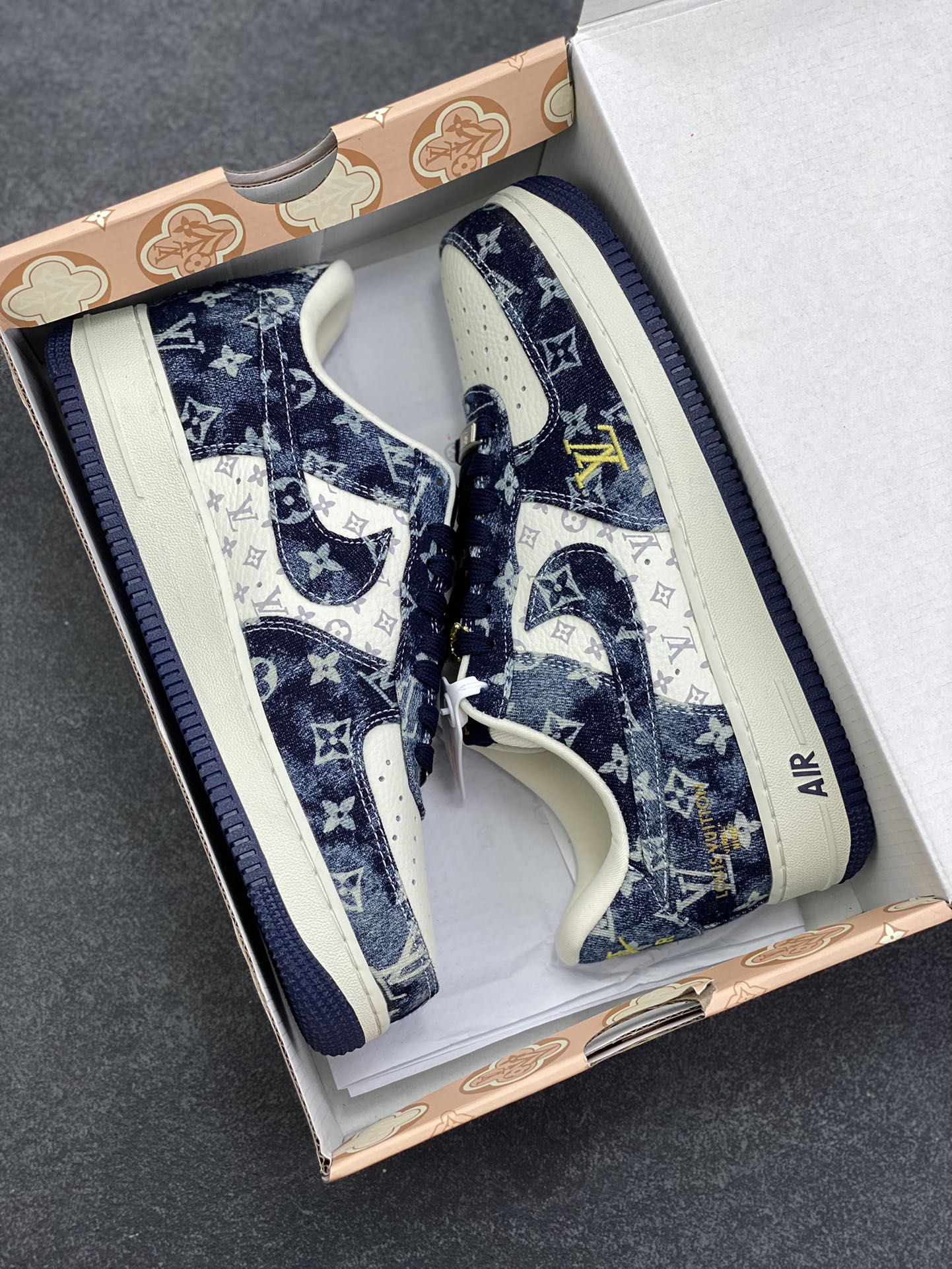 图片[9]-海外量发售！NIke Air Force 1 \’07 Low LV联名–白墨蓝空军一号低帮 运动鞋 休闲鞋 折边针车 防水牛仔布 工艺难度大 原楦头原纸板 高端定制鞋盒 原厂鞋底 超高清洁度 细节完美 货号：YF9511-820 尺码：36 36.5 37.5 38 38.5 39 40 40.5 41 42 42.5 43 44 44.5 45-选品中心