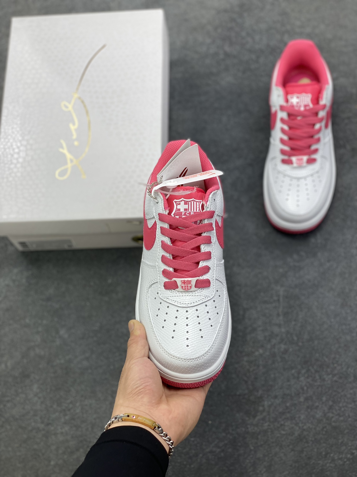 图片[2]-Nike Air Force 1 Low 科比 空军一号低帮运动休闲板鞋 原楦头原纸板 打造纯正空军版型 专注外贸渠道 全掌内置蜂窝气垫 原盒配件 原厂中底钢印、拉帮完美 货号：HV9409-100 尺码：36 36.5 37.5 38 38.5 39 40 40.5 41 42 42.5 43 44 44.5 45-选品中心