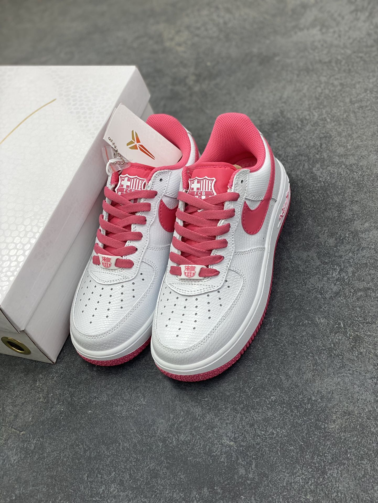 图片[8]-Nike Air Force 1 Low 科比 空军一号低帮运动休闲板鞋 原楦头原纸板 打造纯正空军版型 专注外贸渠道 全掌内置蜂窝气垫 原盒配件 原厂中底钢印、拉帮完美 货号：HV9409-100 尺码：36 36.5 37.5 38 38.5 39 40 40.5 41 42 42.5 43 44 44.5 45-选品中心