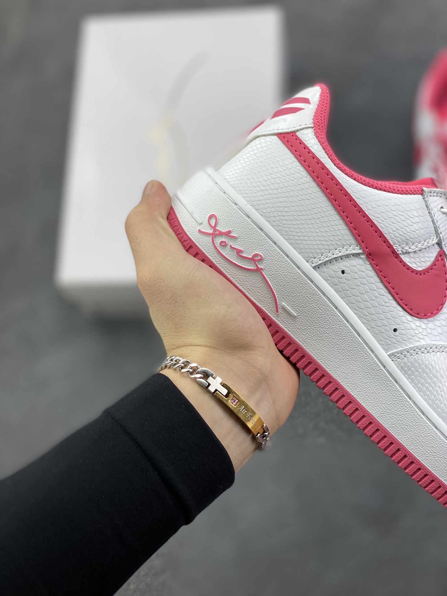 图片[6]-Nike Air Force 1 Low 科比 空军一号低帮运动休闲板鞋 原楦头原纸板 打造纯正空军版型 专注外贸渠道 全掌内置蜂窝气垫 原盒配件 原厂中底钢印、拉帮完美 货号：HV9409-100 尺码：36 36.5 37.5 38 38.5 39 40 40.5 41 42 42.5 43 44 44.5 45-选品中心