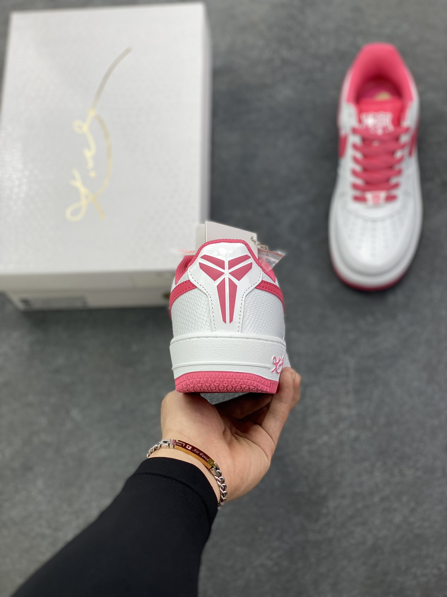 图片[4]-Nike Air Force 1 Low 科比 空军一号低帮运动休闲板鞋 原楦头原纸板 打造纯正空军版型 专注外贸渠道 全掌内置蜂窝气垫 原盒配件 原厂中底钢印、拉帮完美 货号：HV9409-100 尺码：36 36.5 37.5 38 38.5 39 40 40.5 41 42 42.5 43 44 44.5 45-选品中心