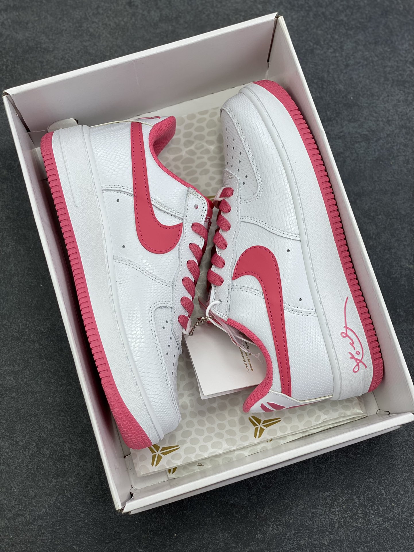 图片[9]-Nike Air Force 1 Low 科比 空军一号低帮运动休闲板鞋 原楦头原纸板 打造纯正空军版型 专注外贸渠道 全掌内置蜂窝气垫 原盒配件 原厂中底钢印、拉帮完美 货号：HV9409-100 尺码：36 36.5 37.5 38 38.5 39 40 40.5 41 42 42.5 43 44 44.5 45-选品中心