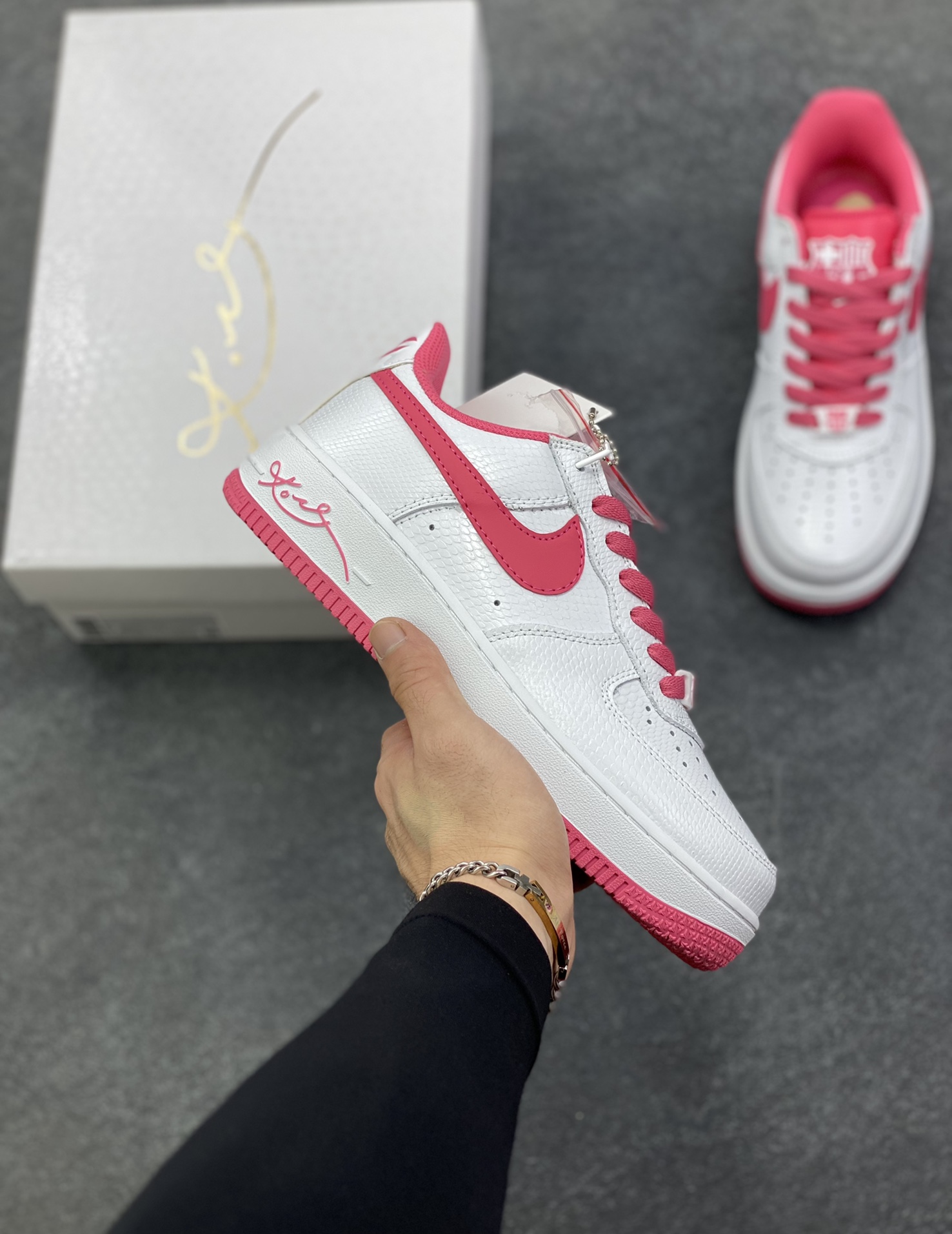 Nike Air Force 1 Low 科比 空军一号低帮运动休闲板鞋 原楦头原纸板 打造纯正空军版型 专注外贸渠道 全掌内置蜂窝气垫 原盒配件 原厂中底钢印、拉帮完美 货号：HV9409-100 尺码：36 36.5 37.5 38 38.5 39 40 40.5 41 42 42.5 43 44 44.5 45-选品中心
