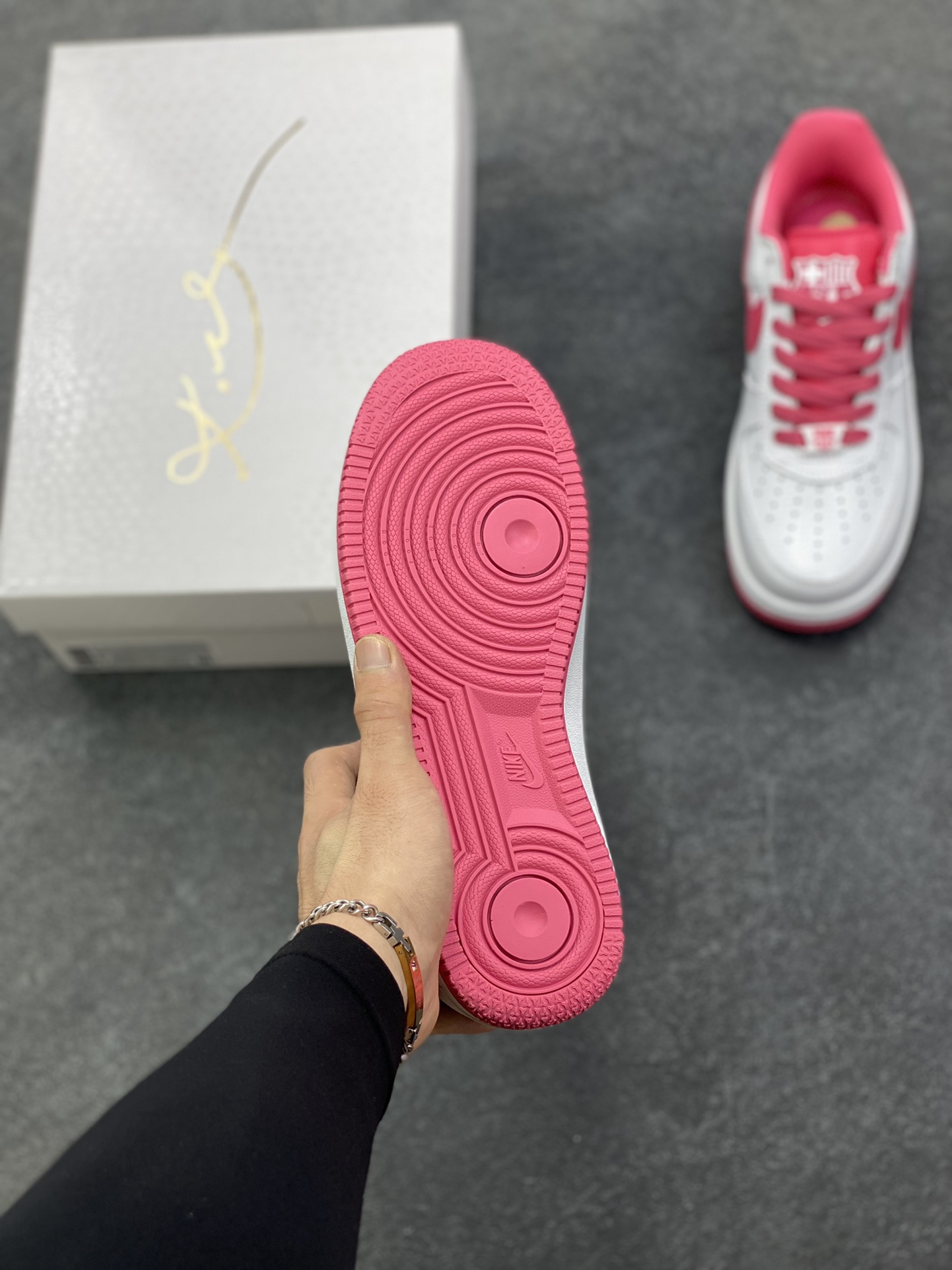 图片[5]-Nike Air Force 1 Low 科比 空军一号低帮运动休闲板鞋 原楦头原纸板 打造纯正空军版型 专注外贸渠道 全掌内置蜂窝气垫 原盒配件 原厂中底钢印、拉帮完美 货号：HV9409-100 尺码：36 36.5 37.5 38 38.5 39 40 40.5 41 42 42.5 43 44 44.5 45-选品中心