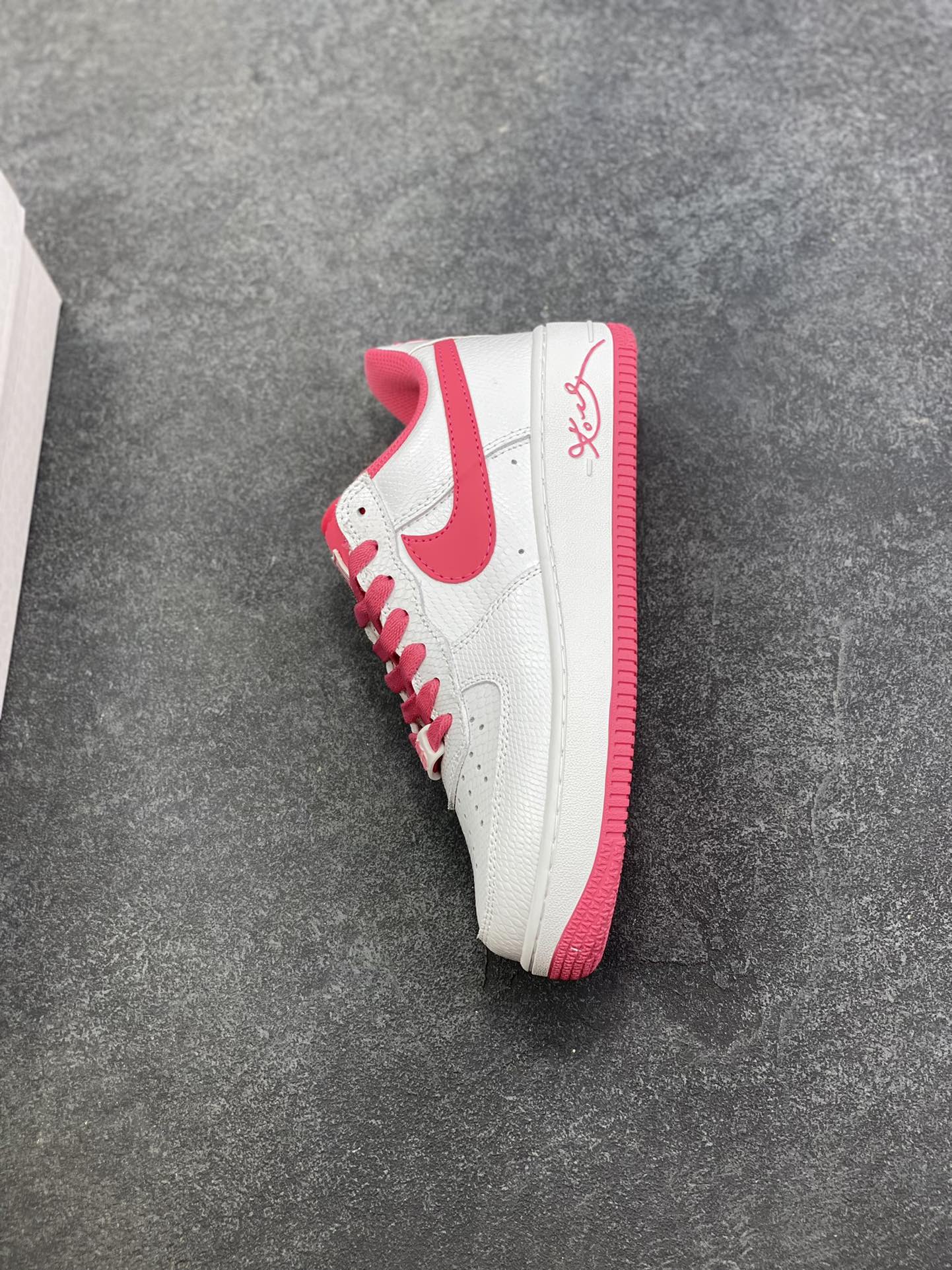 图片[7]-Nike Air Force 1 Low 科比 空军一号低帮运动休闲板鞋 原楦头原纸板 打造纯正空军版型 专注外贸渠道 全掌内置蜂窝气垫 原盒配件 原厂中底钢印、拉帮完美 货号：HV9409-100 尺码：36 36.5 37.5 38 38.5 39 40 40.5 41 42 42.5 43 44 44.5 45-选品中心