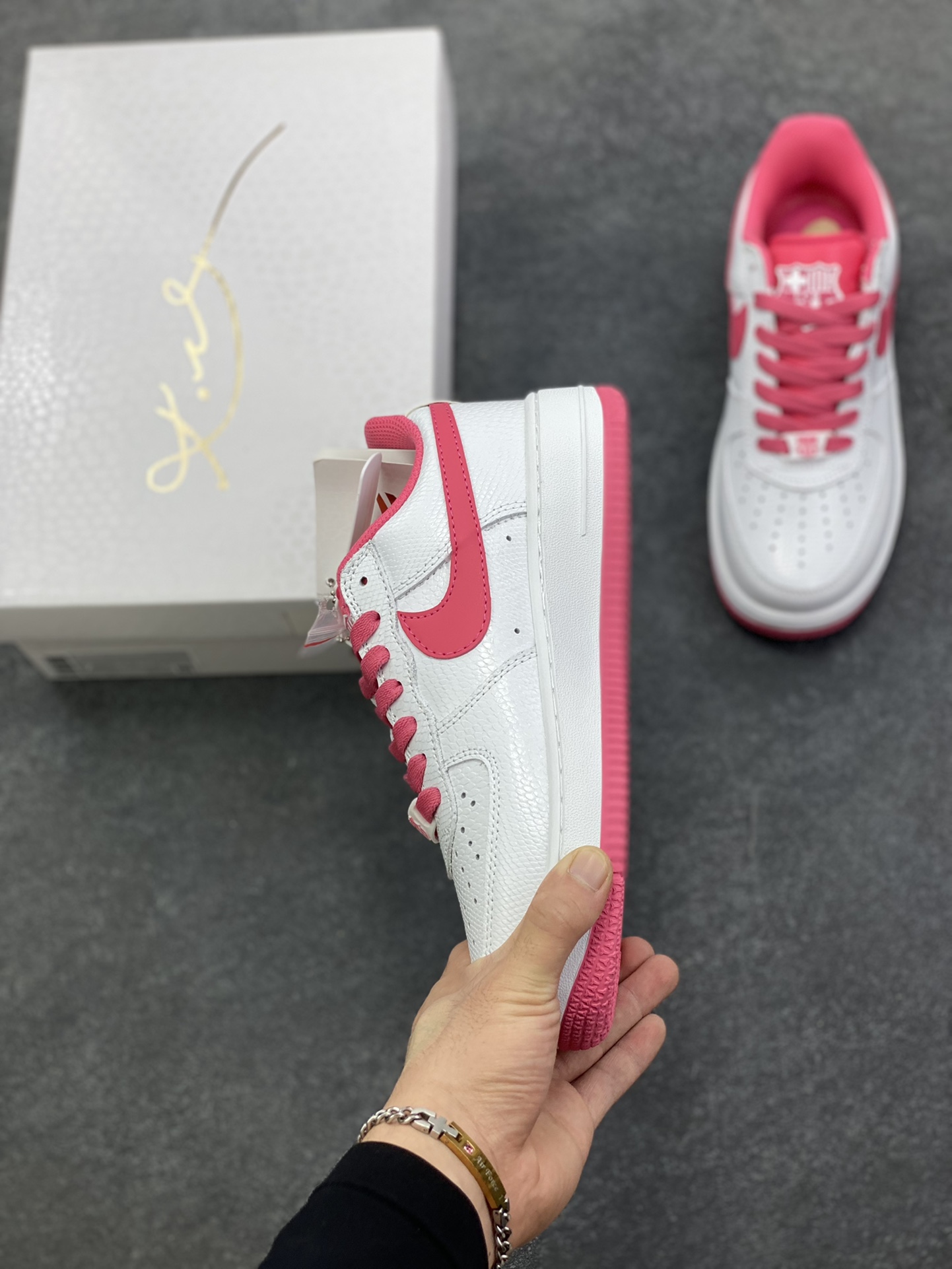 图片[3]-Nike Air Force 1 Low 科比 空军一号低帮运动休闲板鞋 原楦头原纸板 打造纯正空军版型 专注外贸渠道 全掌内置蜂窝气垫 原盒配件 原厂中底钢印、拉帮完美 货号：HV9409-100 尺码：36 36.5 37.5 38 38.5 39 40 40.5 41 42 42.5 43 44 44.5 45-选品中心