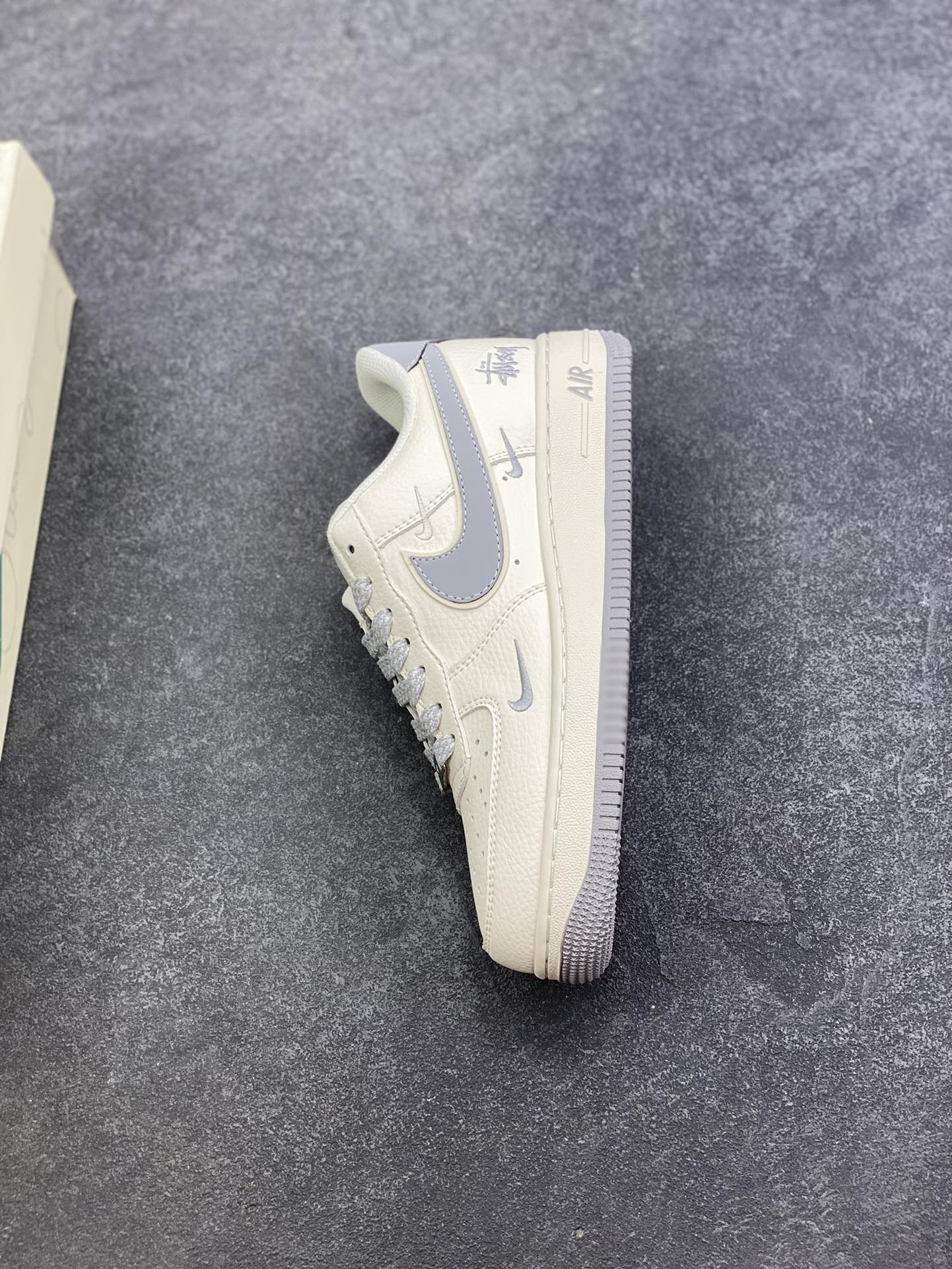 图片[7]-NIke Air Force 1 \’07 Low “斯图西——米灰小三勾”空军一号 低帮 运动鞋 休闲鞋 折边针车 工艺难度大 原楦头原纸板 原装鞋盒 定制五金配件 内置全掌气垫 原厂鞋底 货号：CS5288-040 尺码：36 36.5 37.5 38 38.5 39 40 40.5 41 42 42.5 43 44 44.5 45\”},\”album\”：{\”online\”：true,\”qrcode\”：\”https：//xcimg.szwego.com/h5_9c837543_a96c_494c_ba02_3d8acde48471.jpg-选品中心