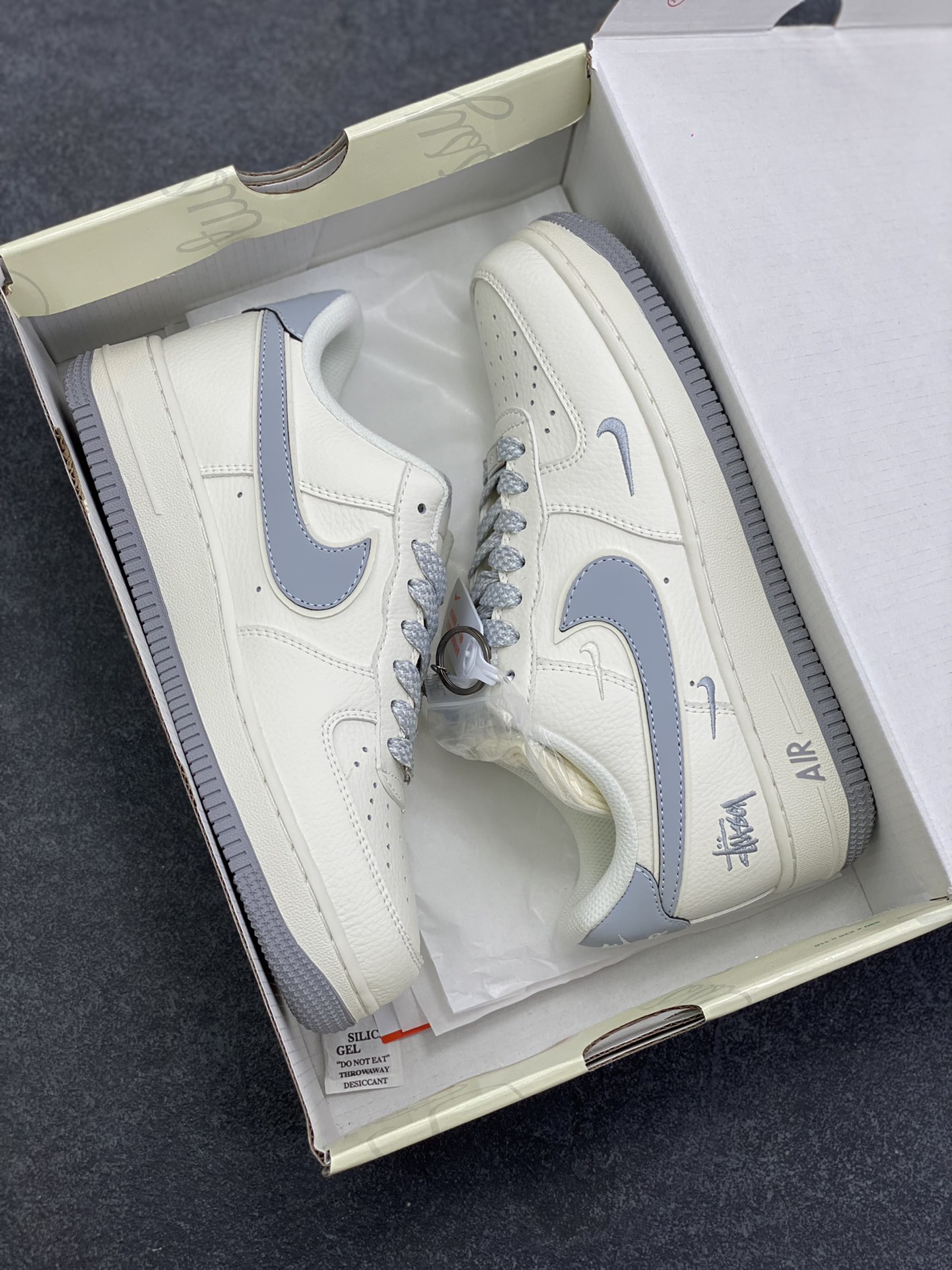 图片[9]-NIke Air Force 1 \’07 Low “斯图西——米灰小三勾”空军一号 低帮 运动鞋 休闲鞋 折边针车 工艺难度大 原楦头原纸板 原装鞋盒 定制五金配件 内置全掌气垫 原厂鞋底 货号：CS5288-040 尺码：36 36.5 37.5 38 38.5 39 40 40.5 41 42 42.5 43 44 44.5 45\”},\”album\”：{\”online\”：true,\”qrcode\”：\”https：//xcimg.szwego.com/h5_9c837543_a96c_494c_ba02_3d8acde48471.jpg-选品中心