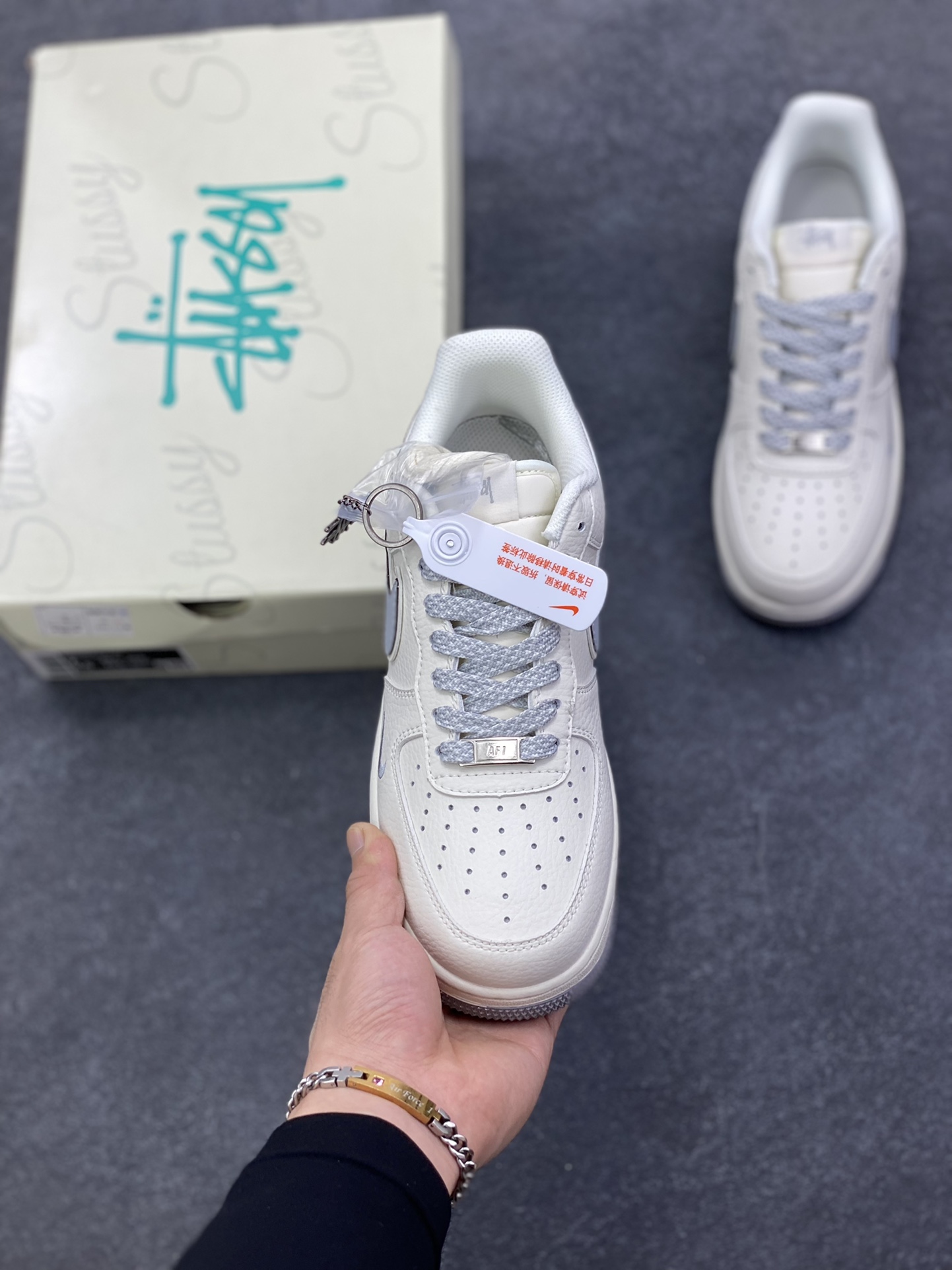 图片[2]-NIke Air Force 1 \’07 Low “斯图西——米灰小三勾”空军一号 低帮 运动鞋 休闲鞋 折边针车 工艺难度大 原楦头原纸板 原装鞋盒 定制五金配件 内置全掌气垫 原厂鞋底 货号：CS5288-040 尺码：36 36.5 37.5 38 38.5 39 40 40.5 41 42 42.5 43 44 44.5 45\”},\”album\”：{\”online\”：true,\”qrcode\”：\”https：//xcimg.szwego.com/h5_9c837543_a96c_494c_ba02_3d8acde48471.jpg-选品中心