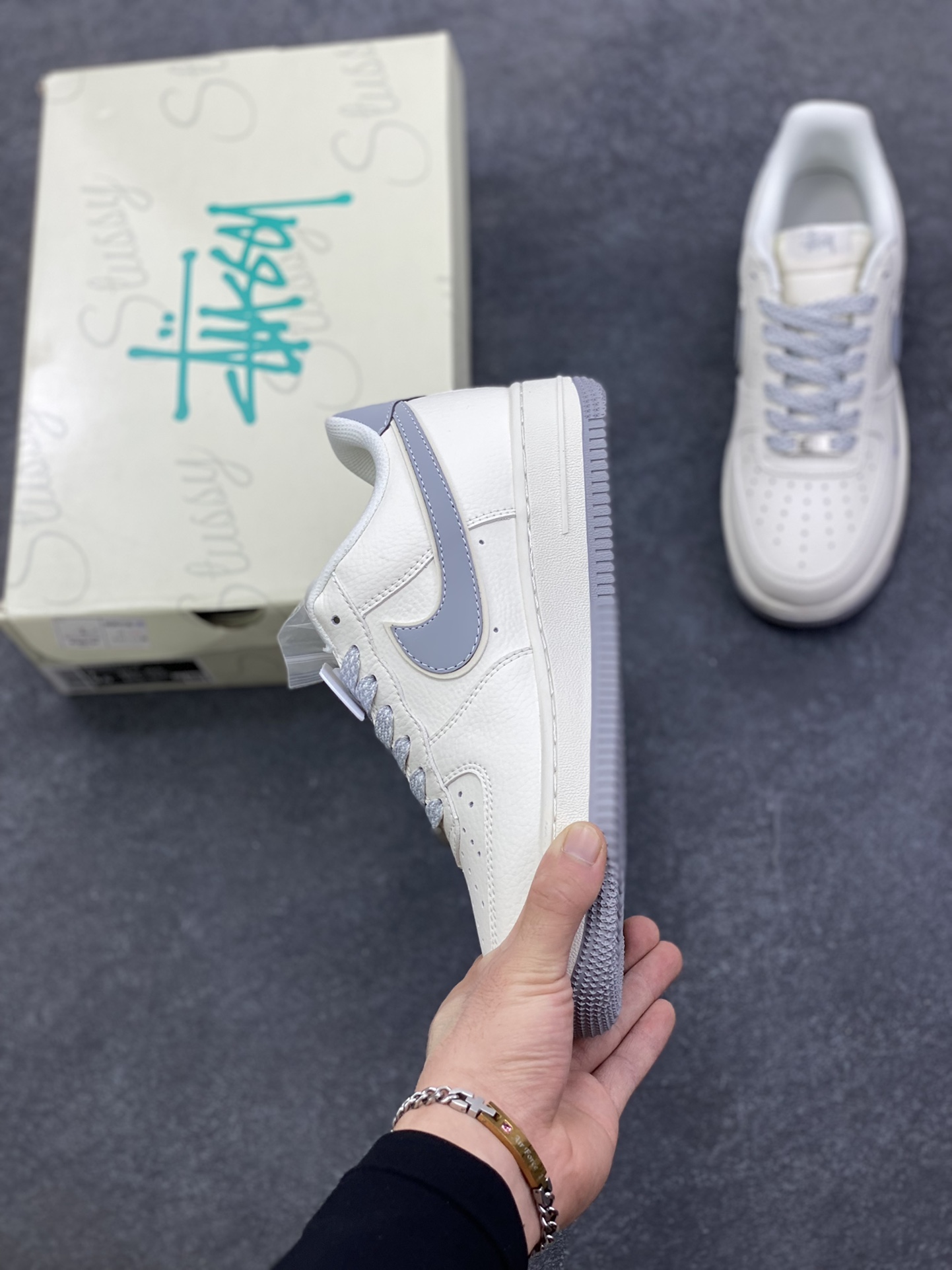 图片[3]-NIke Air Force 1 \’07 Low “斯图西——米灰小三勾”空军一号 低帮 运动鞋 休闲鞋 折边针车 工艺难度大 原楦头原纸板 原装鞋盒 定制五金配件 内置全掌气垫 原厂鞋底 货号：CS5288-040 尺码：36 36.5 37.5 38 38.5 39 40 40.5 41 42 42.5 43 44 44.5 45\”},\”album\”：{\”online\”：true,\”qrcode\”：\”https：//xcimg.szwego.com/h5_9c837543_a96c_494c_ba02_3d8acde48471.jpg-选品中心