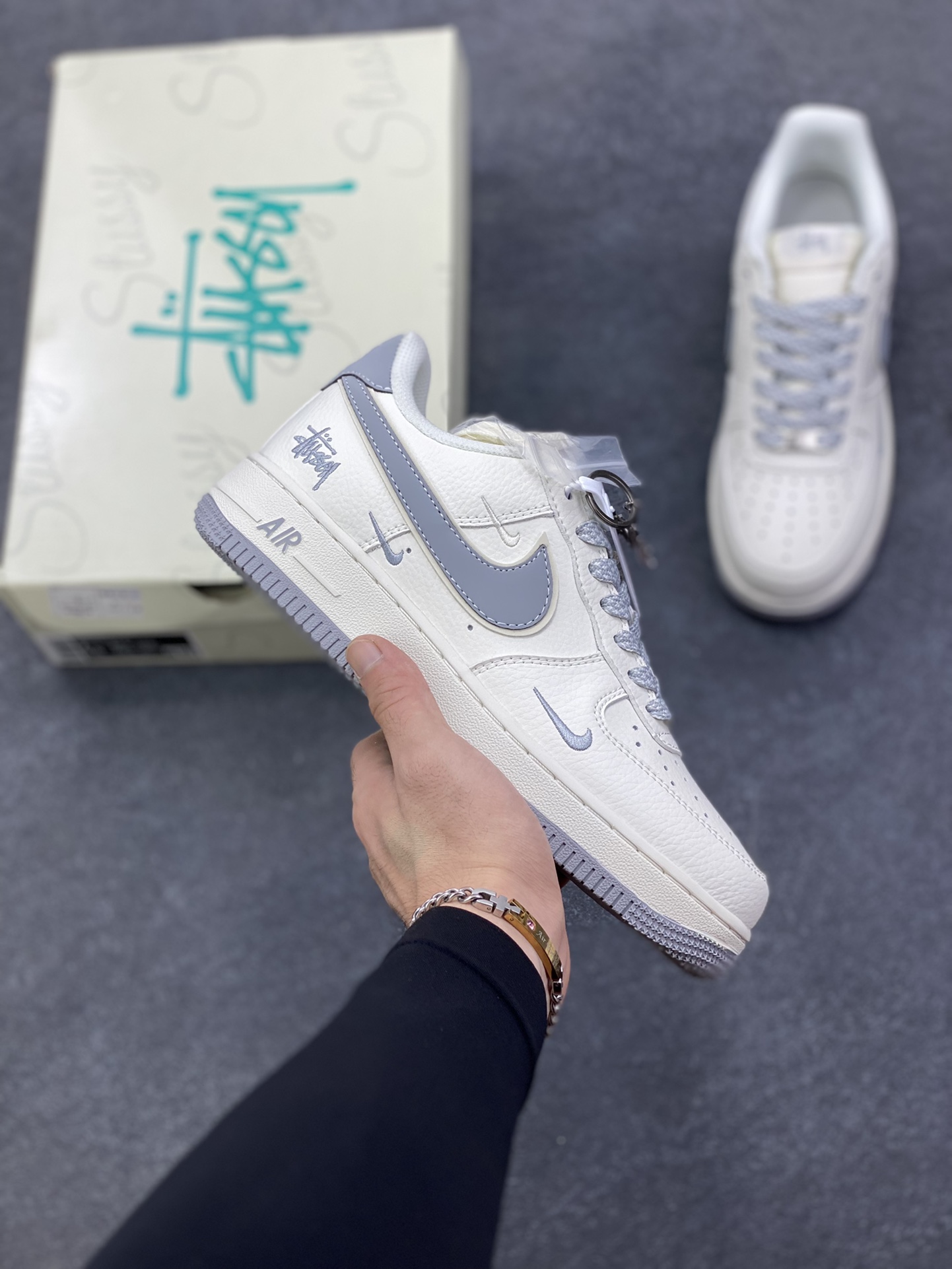 NIke Air Force 1 \'07 Low “斯图西——米灰小三勾”空军一号 低帮 运动鞋 休闲鞋 折边针车 工艺难度大 原楦头原纸板 原装鞋盒 定制五金配件 内置全掌气垫 原厂鞋底 货号：CS5288-040 尺码：36 36.5 37.5 38 38.5 39 40 40.5 41 42 42.5 43 44 44.5 45\