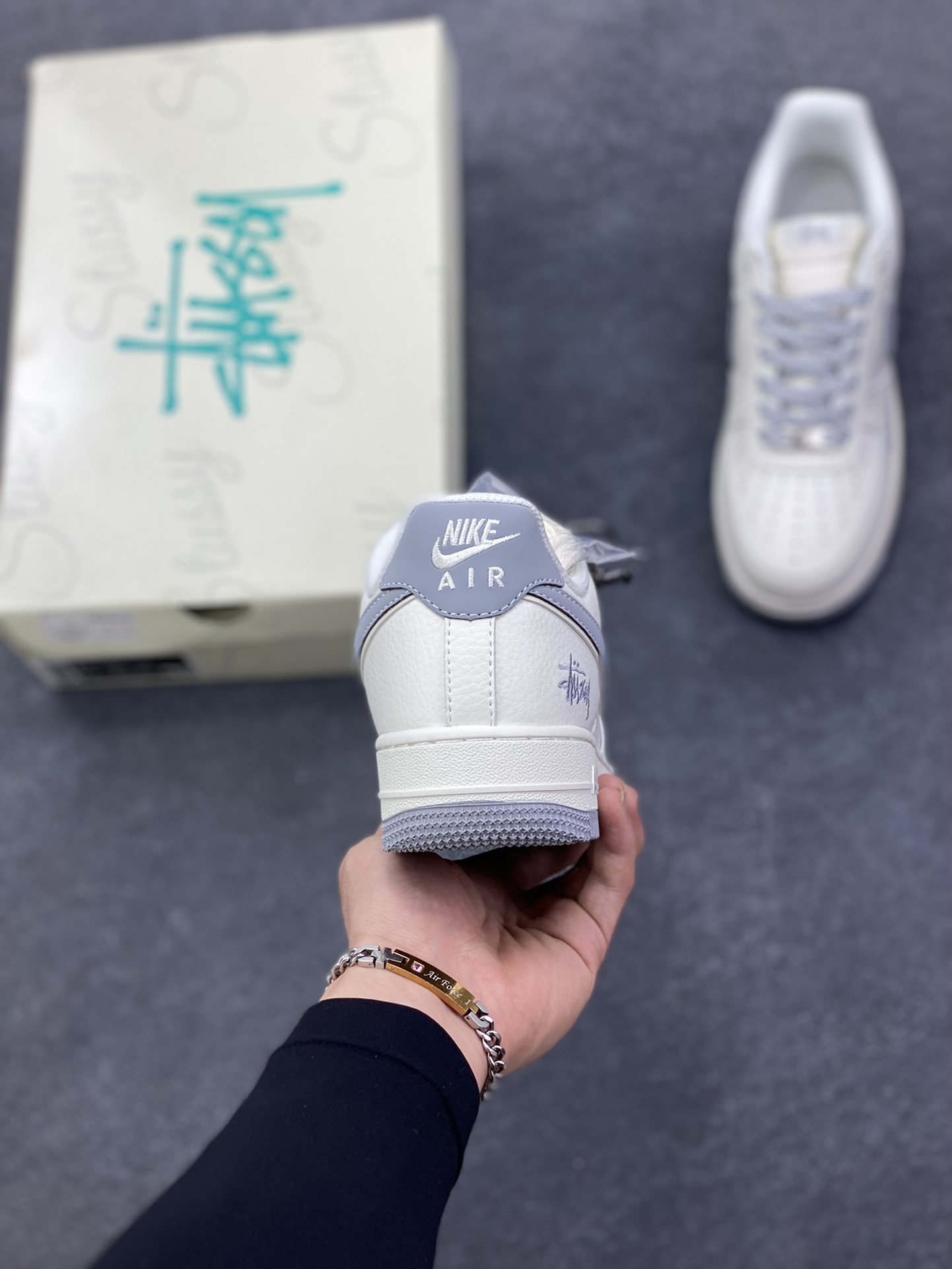 图片[4]-NIke Air Force 1 \’07 Low “斯图西——米灰小三勾”空军一号 低帮 运动鞋 休闲鞋 折边针车 工艺难度大 原楦头原纸板 原装鞋盒 定制五金配件 内置全掌气垫 原厂鞋底 货号：CS5288-040 尺码：36 36.5 37.5 38 38.5 39 40 40.5 41 42 42.5 43 44 44.5 45\”},\”album\”：{\”online\”：true,\”qrcode\”：\”https：//xcimg.szwego.com/h5_9c837543_a96c_494c_ba02_3d8acde48471.jpg-选品中心