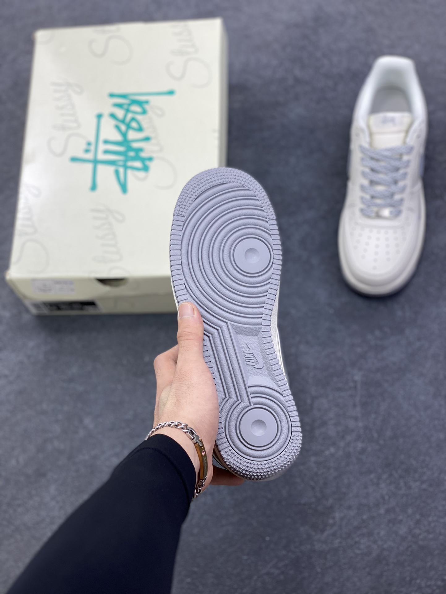 图片[5]-NIke Air Force 1 \’07 Low “斯图西——米灰小三勾”空军一号 低帮 运动鞋 休闲鞋 折边针车 工艺难度大 原楦头原纸板 原装鞋盒 定制五金配件 内置全掌气垫 原厂鞋底 货号：CS5288-040 尺码：36 36.5 37.5 38 38.5 39 40 40.5 41 42 42.5 43 44 44.5 45\”},\”album\”：{\”online\”：true,\”qrcode\”：\”https：//xcimg.szwego.com/h5_9c837543_a96c_494c_ba02_3d8acde48471.jpg-选品中心