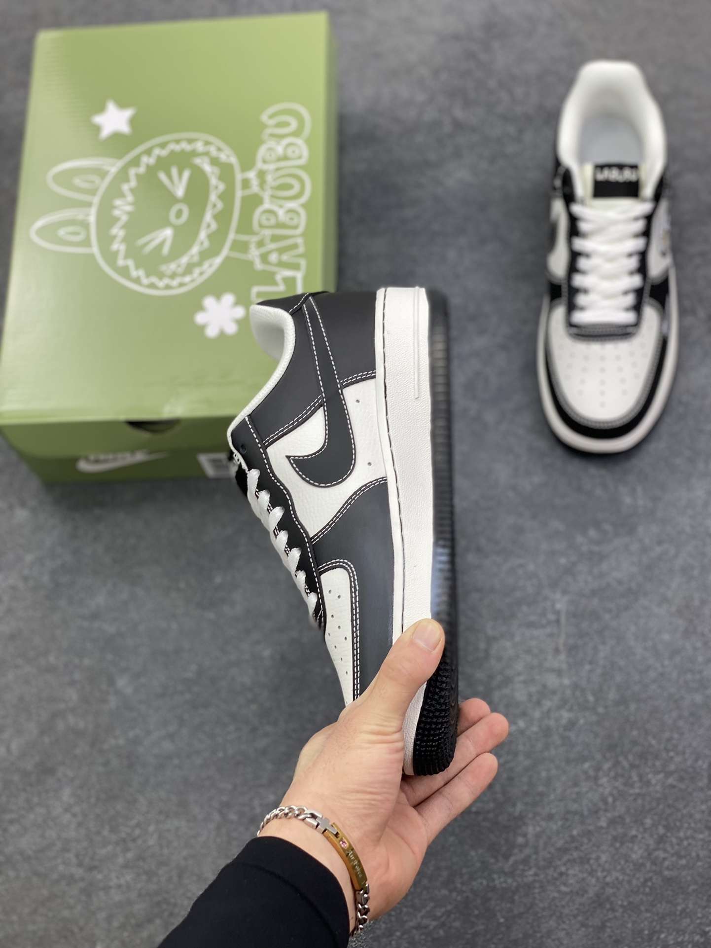 图片[3]-NIke Air Force 1 \’07 Low “黑色涂鸦拉布布”空军一号 低帮 运动鞋 休闲鞋 折边针车 工艺难度大 原楦头原纸板 原装鞋盒 定制五金配件 内置全掌气垫 原厂鞋底 货号：KJ5188-001 尺码：36 36.5 37.5 38 38.5 39 40 40.5 41 42 42.5 43 44 44.5 45-选品中心