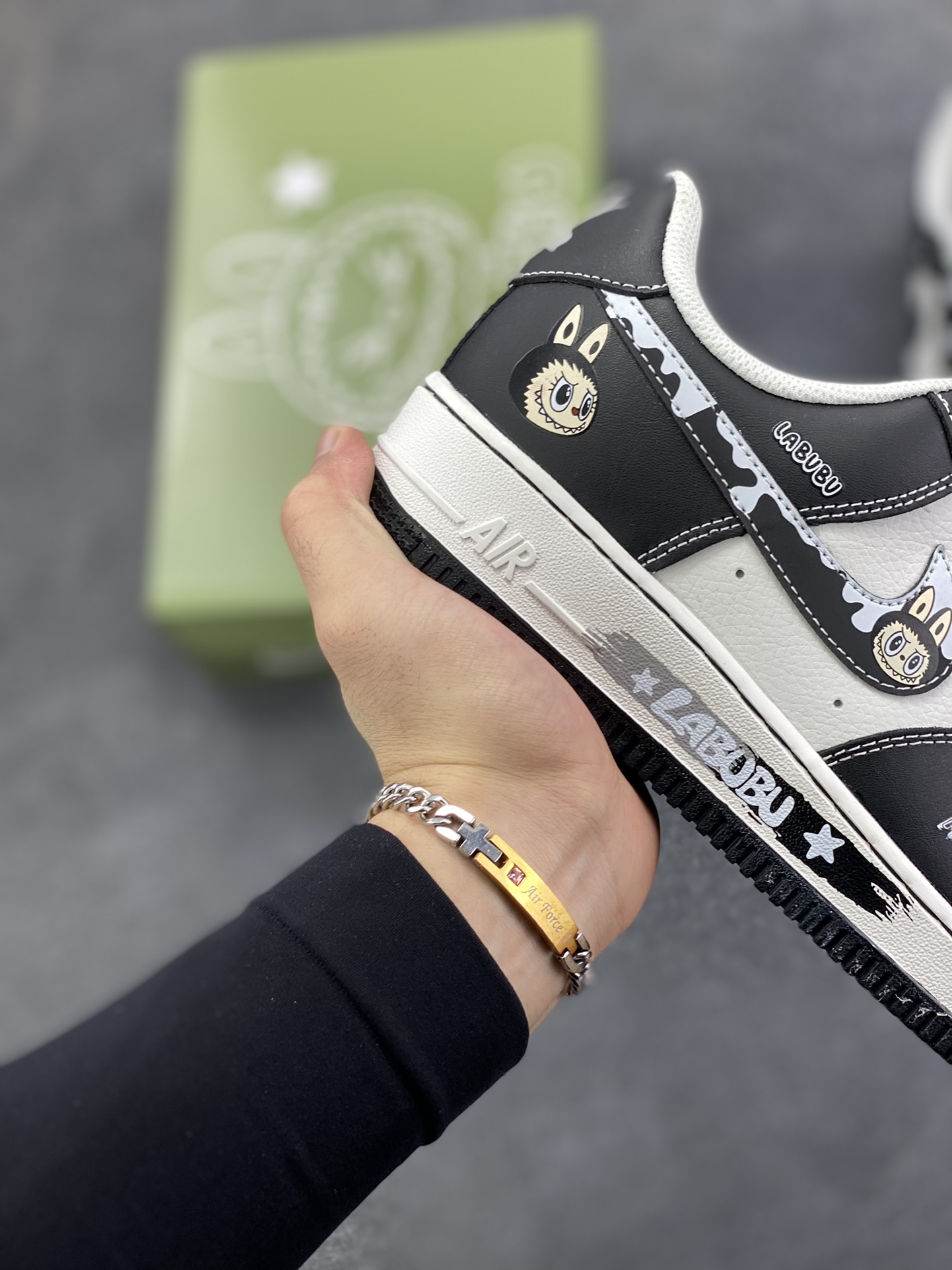 图片[6]-NIke Air Force 1 \’07 Low “黑色涂鸦拉布布”空军一号 低帮 运动鞋 休闲鞋 折边针车 工艺难度大 原楦头原纸板 原装鞋盒 定制五金配件 内置全掌气垫 原厂鞋底 货号：KJ5188-001 尺码：36 36.5 37.5 38 38.5 39 40 40.5 41 42 42.5 43 44 44.5 45-选品中心