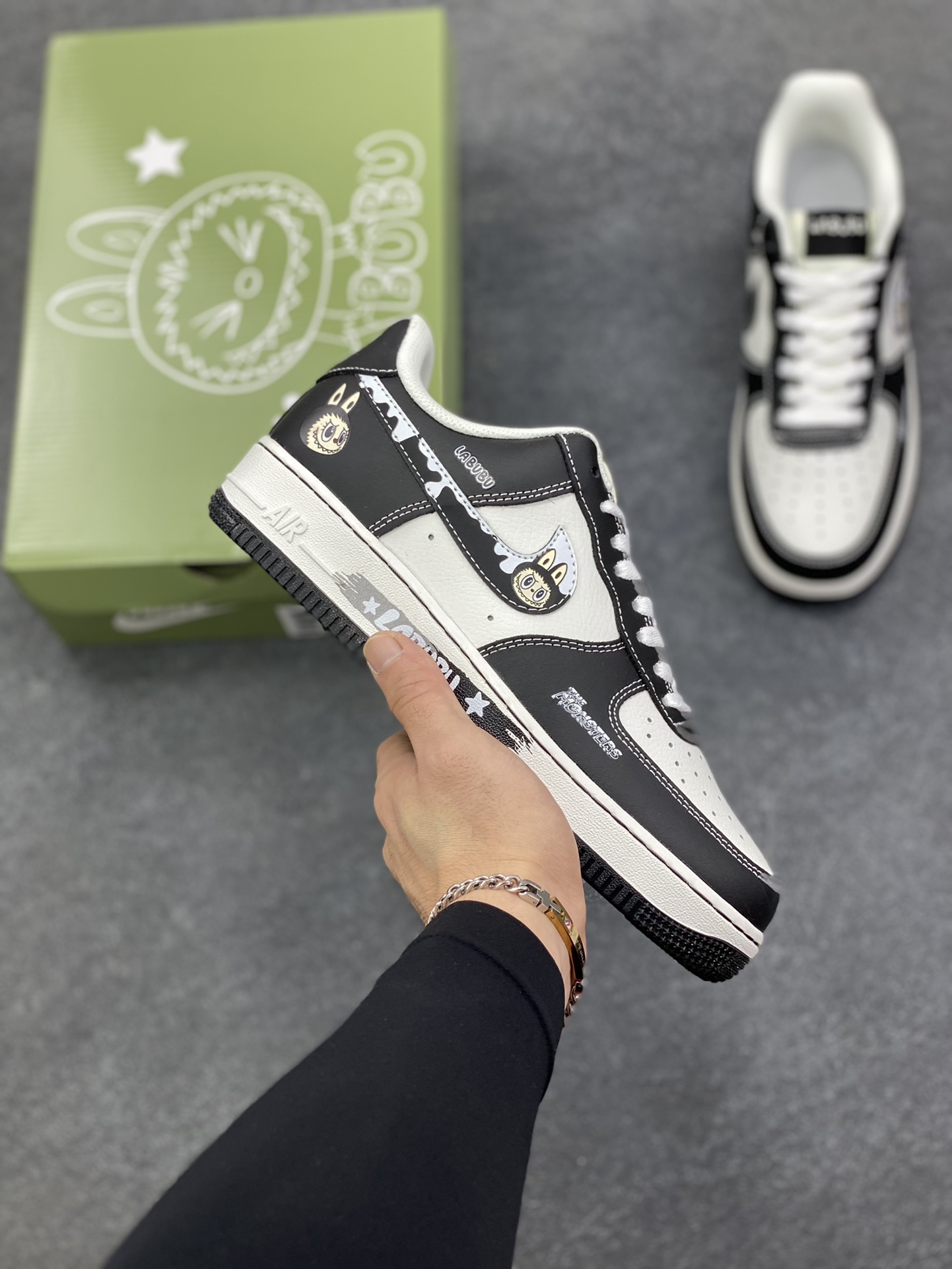 NIke Air Force 1 \'07 Low “黑色涂鸦拉布布”空军一号 低帮 运动鞋 休闲鞋 折边针车 工艺难度大 原楦头原纸板 原装鞋盒 定制五金配件 内置全掌气垫 原厂鞋底 货号：KJ5188-001 尺码：36 36.5 37.5 38 38.5 39 40 40.5 41 42 42.5 43 44 44.5 45-选品中心