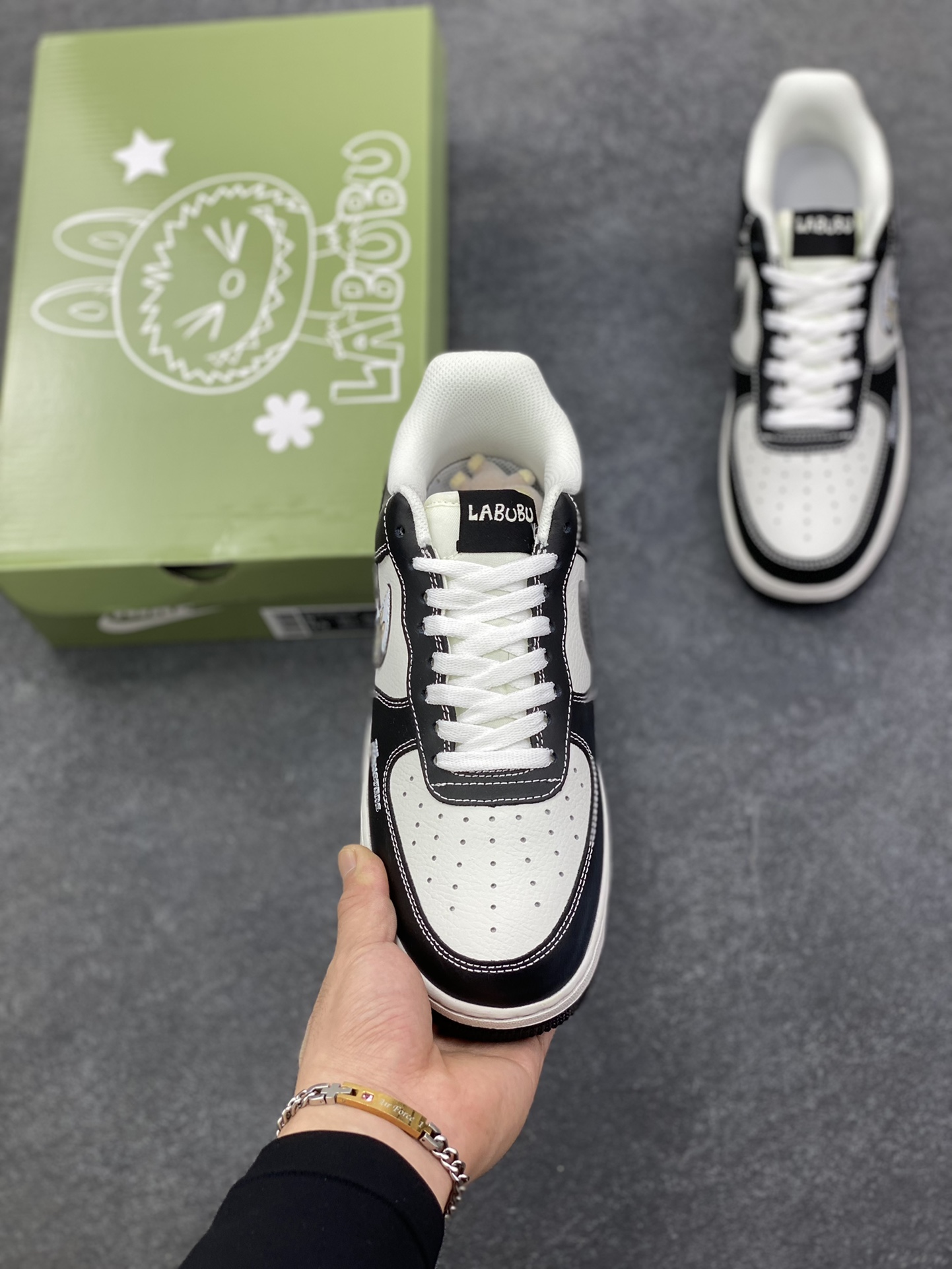 图片[2]-NIke Air Force 1 \’07 Low “黑色涂鸦拉布布”空军一号 低帮 运动鞋 休闲鞋 折边针车 工艺难度大 原楦头原纸板 原装鞋盒 定制五金配件 内置全掌气垫 原厂鞋底 货号：KJ5188-001 尺码：36 36.5 37.5 38 38.5 39 40 40.5 41 42 42.5 43 44 44.5 45-选品中心