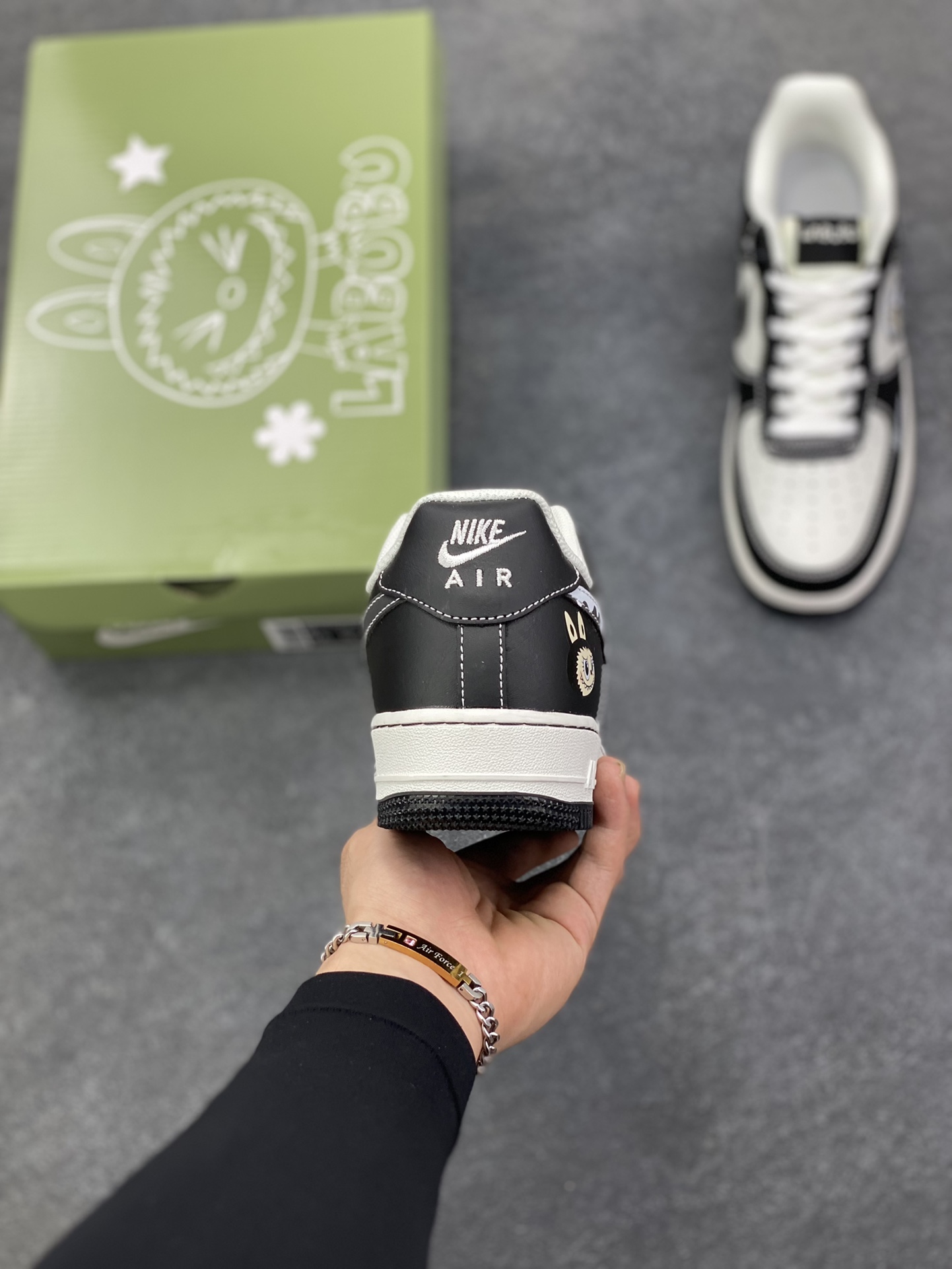 图片[4]-NIke Air Force 1 \’07 Low “黑色涂鸦拉布布”空军一号 低帮 运动鞋 休闲鞋 折边针车 工艺难度大 原楦头原纸板 原装鞋盒 定制五金配件 内置全掌气垫 原厂鞋底 货号：KJ5188-001 尺码：36 36.5 37.5 38 38.5 39 40 40.5 41 42 42.5 43 44 44.5 45-选品中心