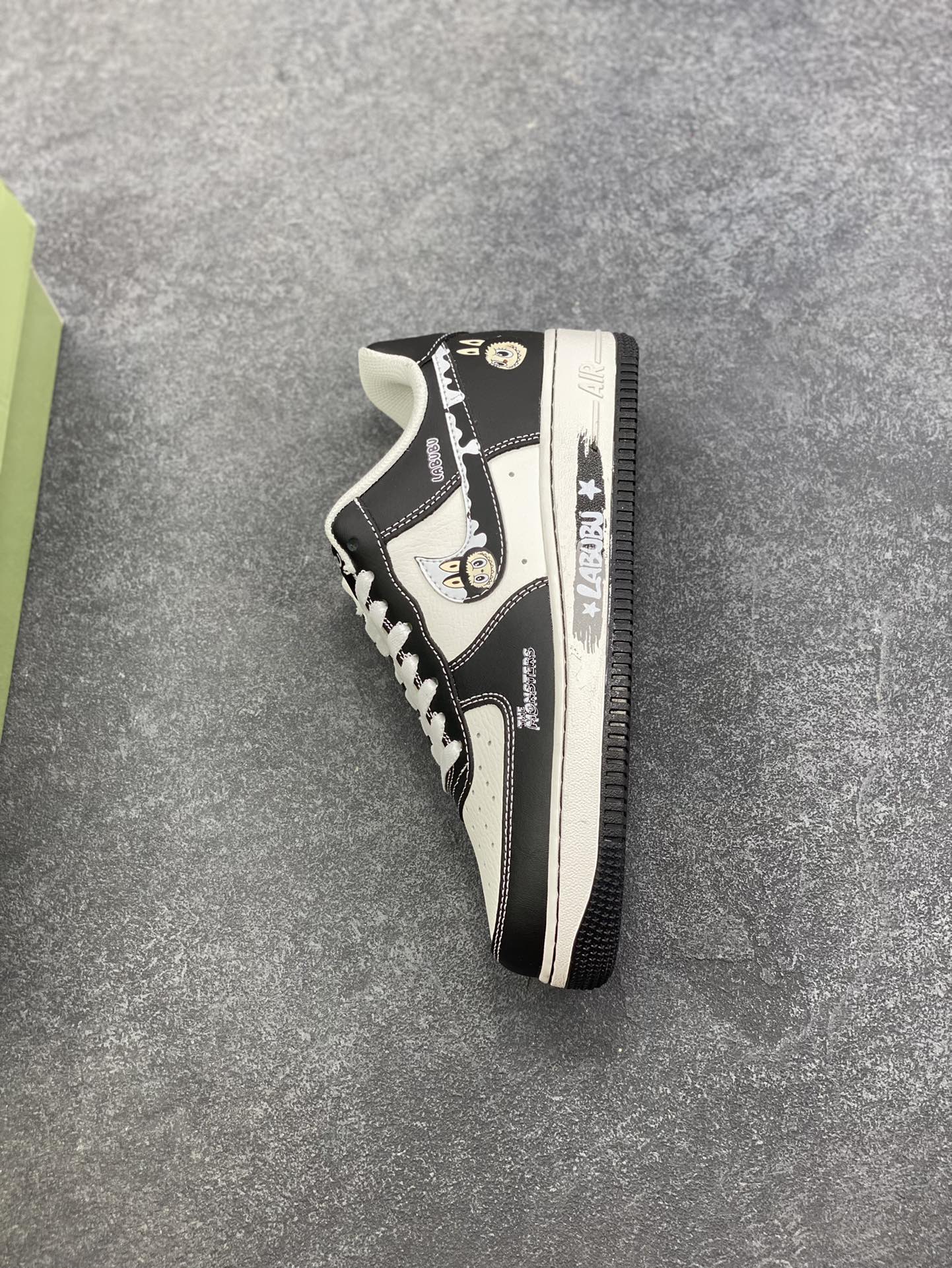 图片[7]-NIke Air Force 1 \’07 Low “黑色涂鸦拉布布”空军一号 低帮 运动鞋 休闲鞋 折边针车 工艺难度大 原楦头原纸板 原装鞋盒 定制五金配件 内置全掌气垫 原厂鞋底 货号：KJ5188-001 尺码：36 36.5 37.5 38 38.5 39 40 40.5 41 42 42.5 43 44 44.5 45-选品中心