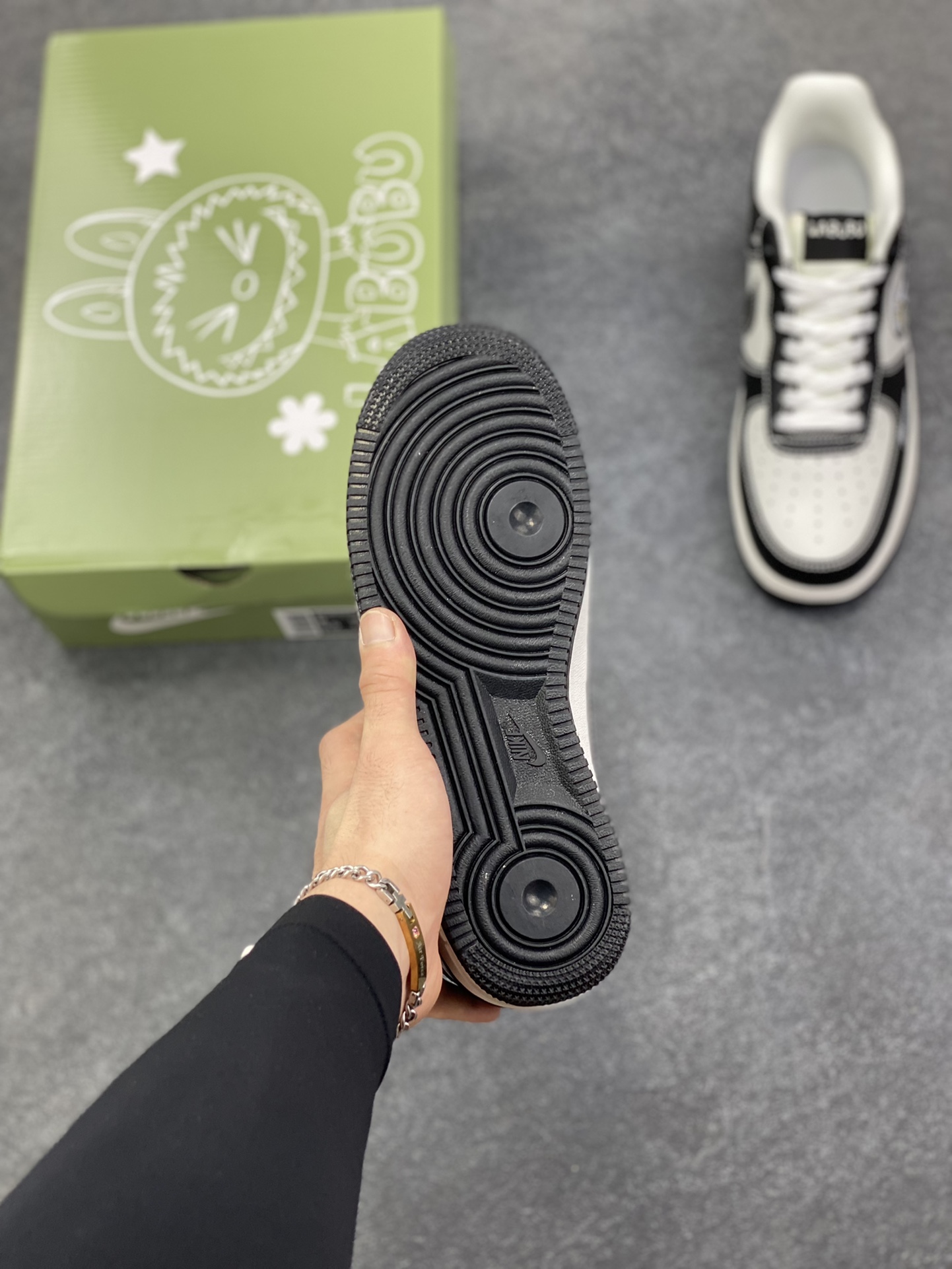 图片[5]-NIke Air Force 1 \’07 Low “黑色涂鸦拉布布”空军一号 低帮 运动鞋 休闲鞋 折边针车 工艺难度大 原楦头原纸板 原装鞋盒 定制五金配件 内置全掌气垫 原厂鞋底 货号：KJ5188-001 尺码：36 36.5 37.5 38 38.5 39 40 40.5 41 42 42.5 43 44 44.5 45-选品中心