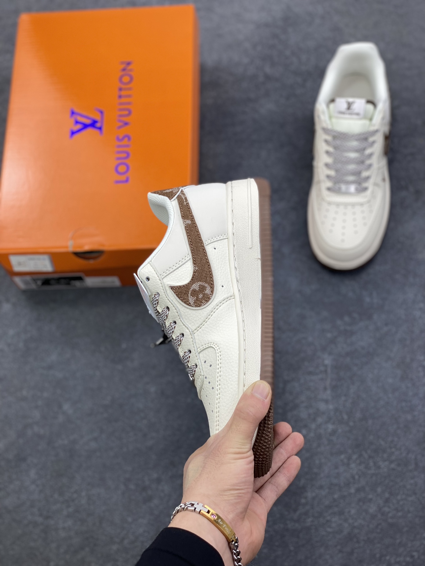图片[3]-NIke Air Force 1 \’07 Low “LV联名-米棕牛仔勾”空军一号 低帮 运动鞋 休闲鞋 折边针车 工艺难度大 原楦头原纸板 原装鞋盒 定制五金配件 内置全掌气垫 原厂鞋底 货号：SM6668-109 尺码：36 36.5 37.5 38 38.5 39 40 40.5 41 42 42.5 43 44 44.5 45-选品中心