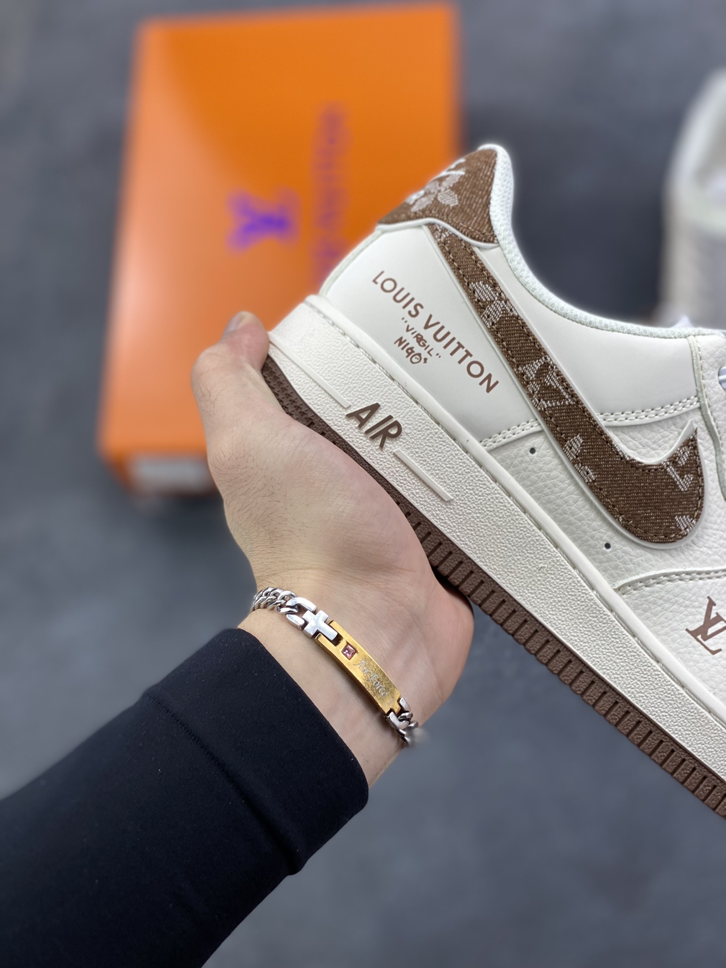 图片[6]-NIke Air Force 1 \’07 Low “LV联名-米棕牛仔勾”空军一号 低帮 运动鞋 休闲鞋 折边针车 工艺难度大 原楦头原纸板 原装鞋盒 定制五金配件 内置全掌气垫 原厂鞋底 货号：SM6668-109 尺码：36 36.5 37.5 38 38.5 39 40 40.5 41 42 42.5 43 44 44.5 45-选品中心