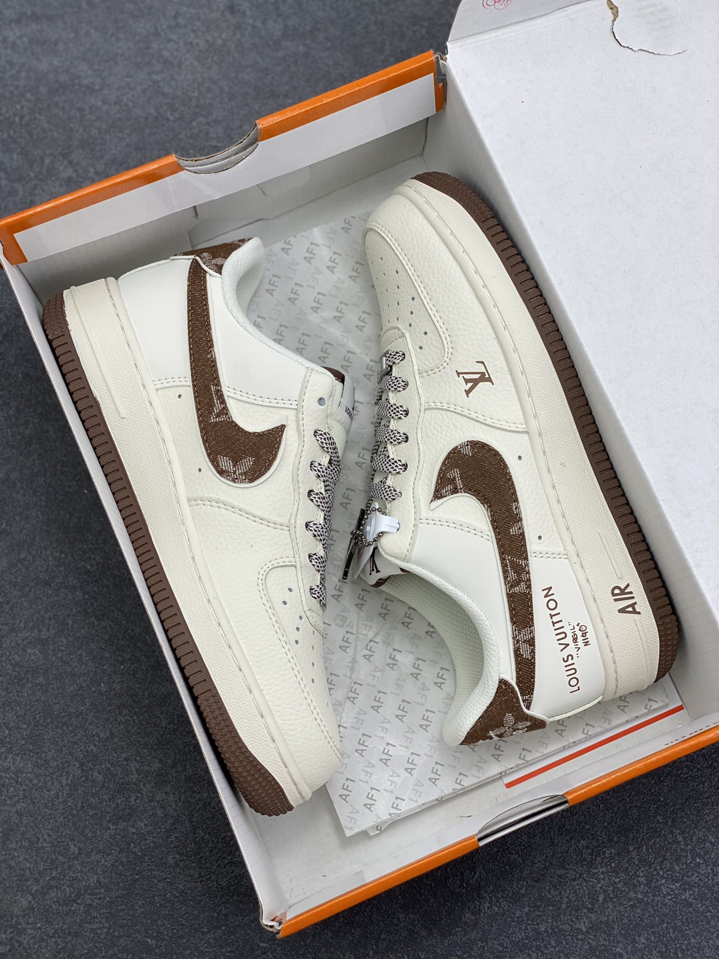 图片[9]-NIke Air Force 1 \’07 Low “LV联名-米棕牛仔勾”空军一号 低帮 运动鞋 休闲鞋 折边针车 工艺难度大 原楦头原纸板 原装鞋盒 定制五金配件 内置全掌气垫 原厂鞋底 货号：SM6668-109 尺码：36 36.5 37.5 38 38.5 39 40 40.5 41 42 42.5 43 44 44.5 45-选品中心