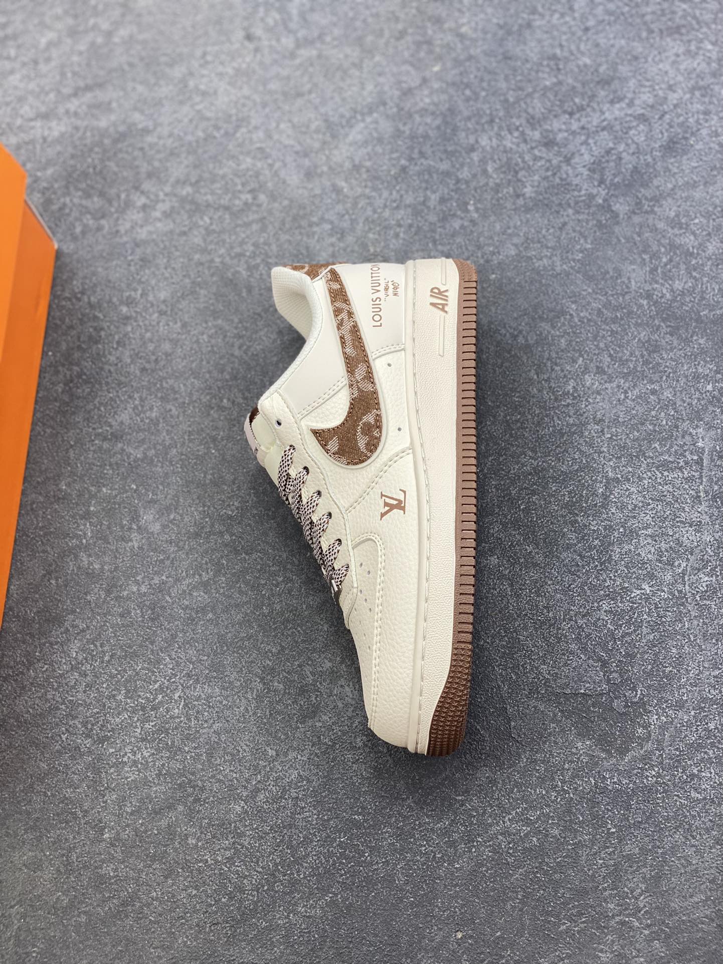 图片[7]-NIke Air Force 1 \’07 Low “LV联名-米棕牛仔勾”空军一号 低帮 运动鞋 休闲鞋 折边针车 工艺难度大 原楦头原纸板 原装鞋盒 定制五金配件 内置全掌气垫 原厂鞋底 货号：SM6668-109 尺码：36 36.5 37.5 38 38.5 39 40 40.5 41 42 42.5 43 44 44.5 45-选品中心