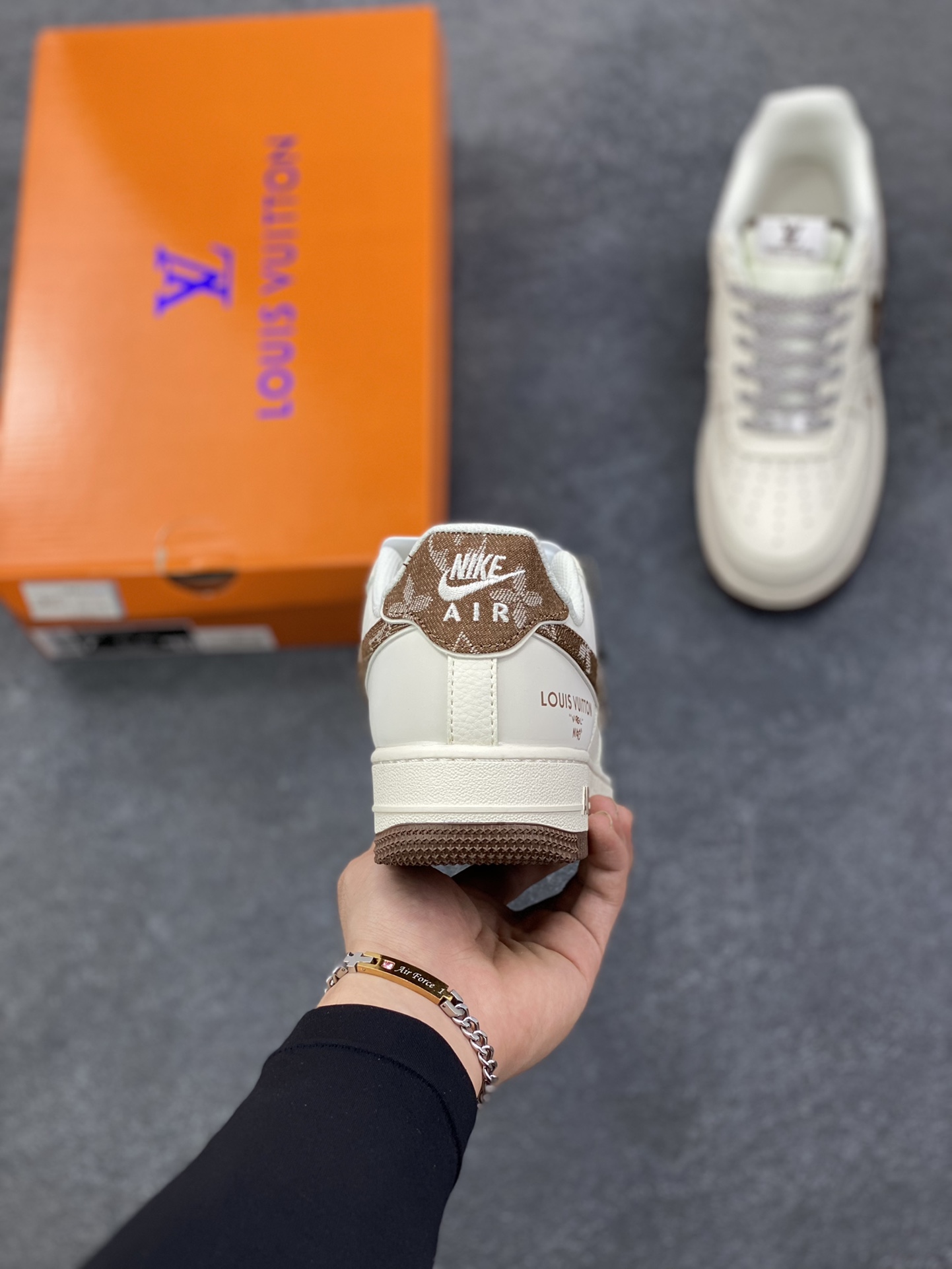 图片[4]-NIke Air Force 1 \’07 Low “LV联名-米棕牛仔勾”空军一号 低帮 运动鞋 休闲鞋 折边针车 工艺难度大 原楦头原纸板 原装鞋盒 定制五金配件 内置全掌气垫 原厂鞋底 货号：SM6668-109 尺码：36 36.5 37.5 38 38.5 39 40 40.5 41 42 42.5 43 44 44.5 45-选品中心