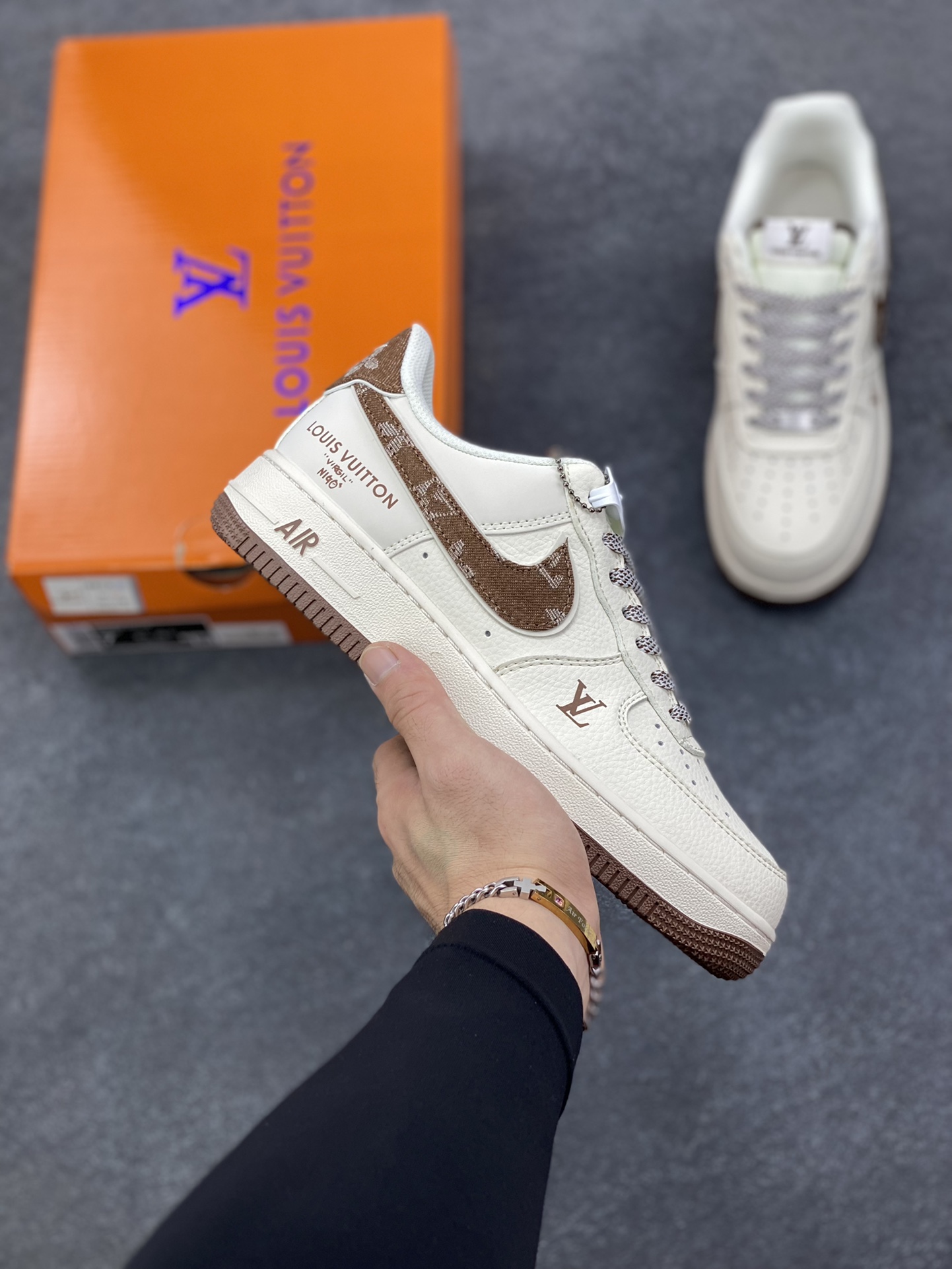 NIke Air Force 1 \'07 Low “LV联名-米棕牛仔勾”空军一号 低帮 运动鞋 休闲鞋 折边针车 工艺难度大 原楦头原纸板 原装鞋盒 定制五金配件 内置全掌气垫 原厂鞋底 货号：SM6668-109 尺码：36 36.5 37.5 38 38.5 39 40 40.5 41 42 42.5 43 44 44.5 45-选品中心
