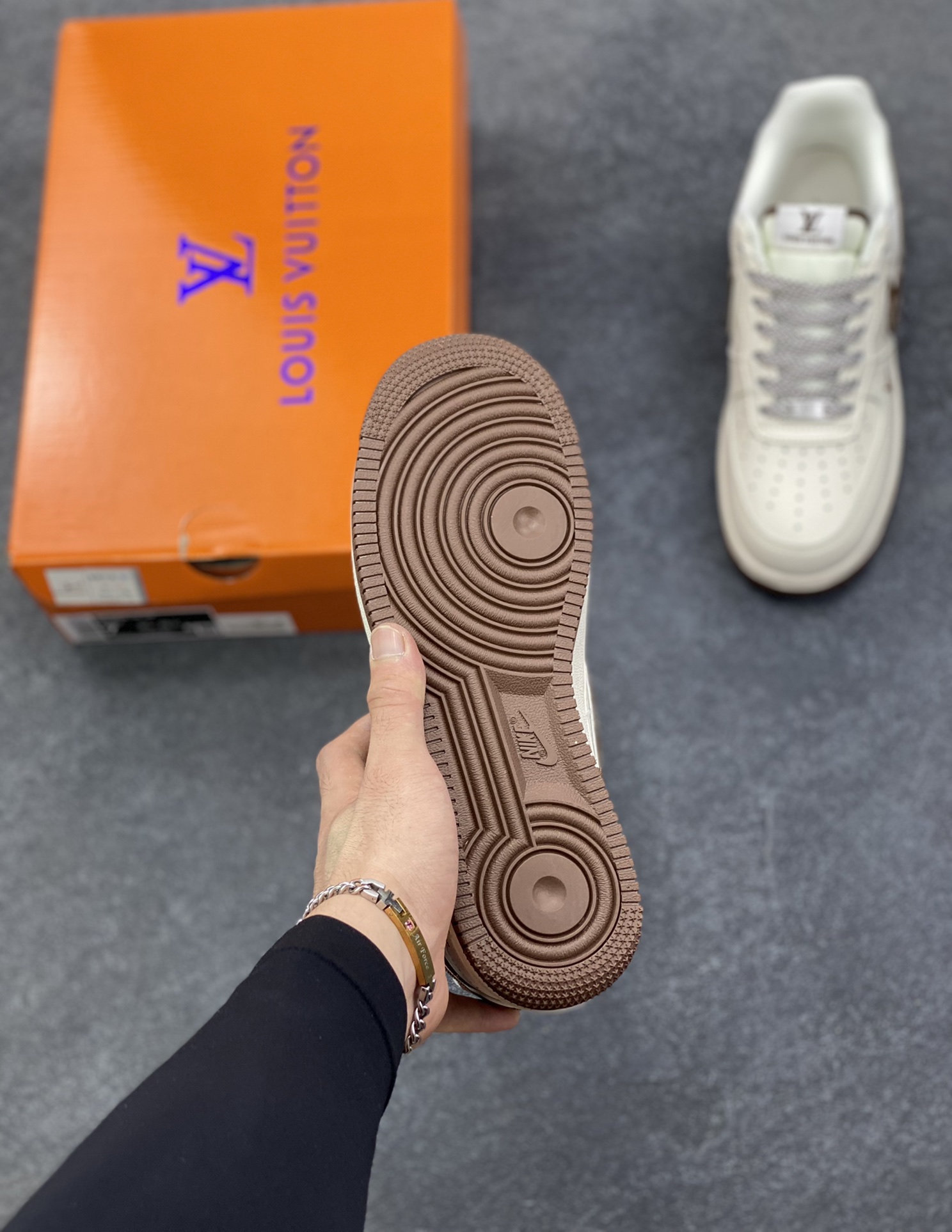 图片[5]-NIke Air Force 1 \’07 Low “LV联名-米棕牛仔勾”空军一号 低帮 运动鞋 休闲鞋 折边针车 工艺难度大 原楦头原纸板 原装鞋盒 定制五金配件 内置全掌气垫 原厂鞋底 货号：SM6668-109 尺码：36 36.5 37.5 38 38.5 39 40 40.5 41 42 42.5 43 44 44.5 45-选品中心