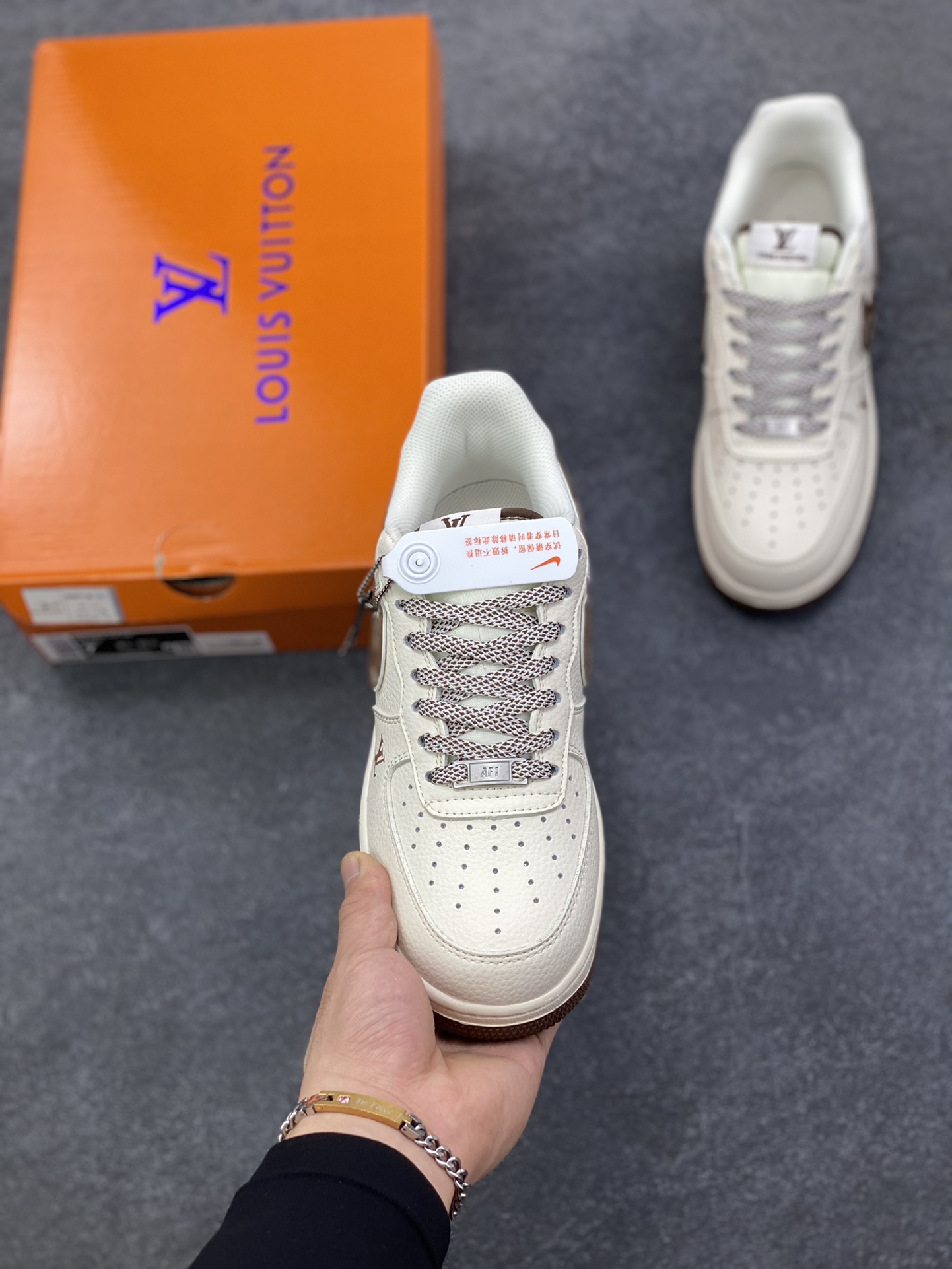 图片[2]-NIke Air Force 1 \’07 Low “LV联名-米棕牛仔勾”空军一号 低帮 运动鞋 休闲鞋 折边针车 工艺难度大 原楦头原纸板 原装鞋盒 定制五金配件 内置全掌气垫 原厂鞋底 货号：SM6668-109 尺码：36 36.5 37.5 38 38.5 39 40 40.5 41 42 42.5 43 44 44.5 45-选品中心