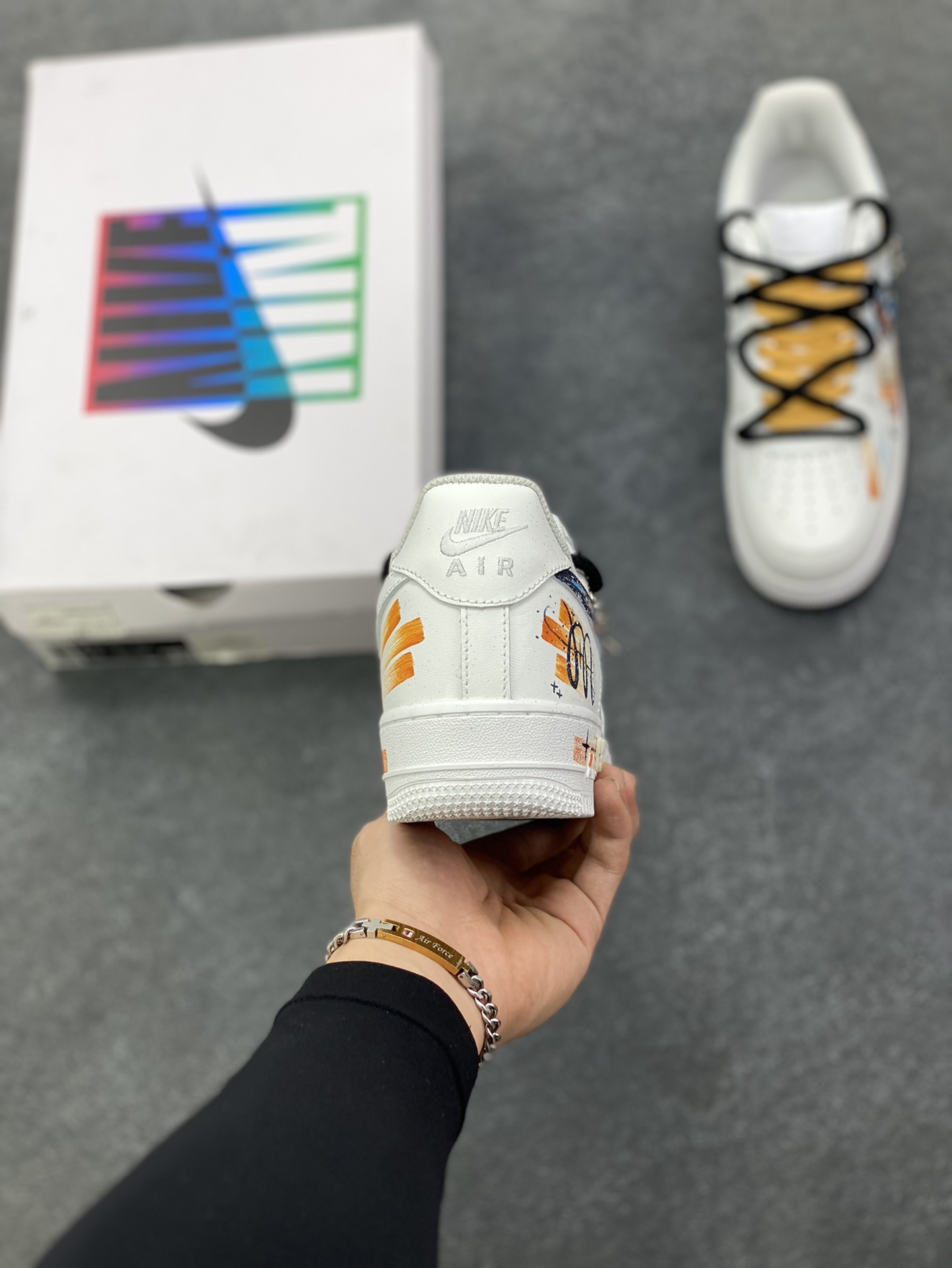 图片[4]-手绘涂鸦“天蝎座”十二星座系列 Nike Air Force 1 “Scorpio”空军一号定制板鞋 纯白鞋身化作星穹画布，泼墨般的蓝橙笔触勾勒天蝎座的神秘轮廓，星轨纹路在鞋侧肆意延展，双色系鞋带缠绕出不羁风格，专属星座挂饰更添细节温度。它不止是一双鞋，更是天蝎特质的具象表达——冷冽中藏着热烈，小众里透着锋芒，将星座文化、手绘艺术与街头潮流熔于一炉，让每一步都似在星际间留下独特轨迹 货号：星座10241122 尺码：36 36.5 37.5 38 38.5 39 40 40.5 41 42 42.5 43 44 44.5 45-选品中心