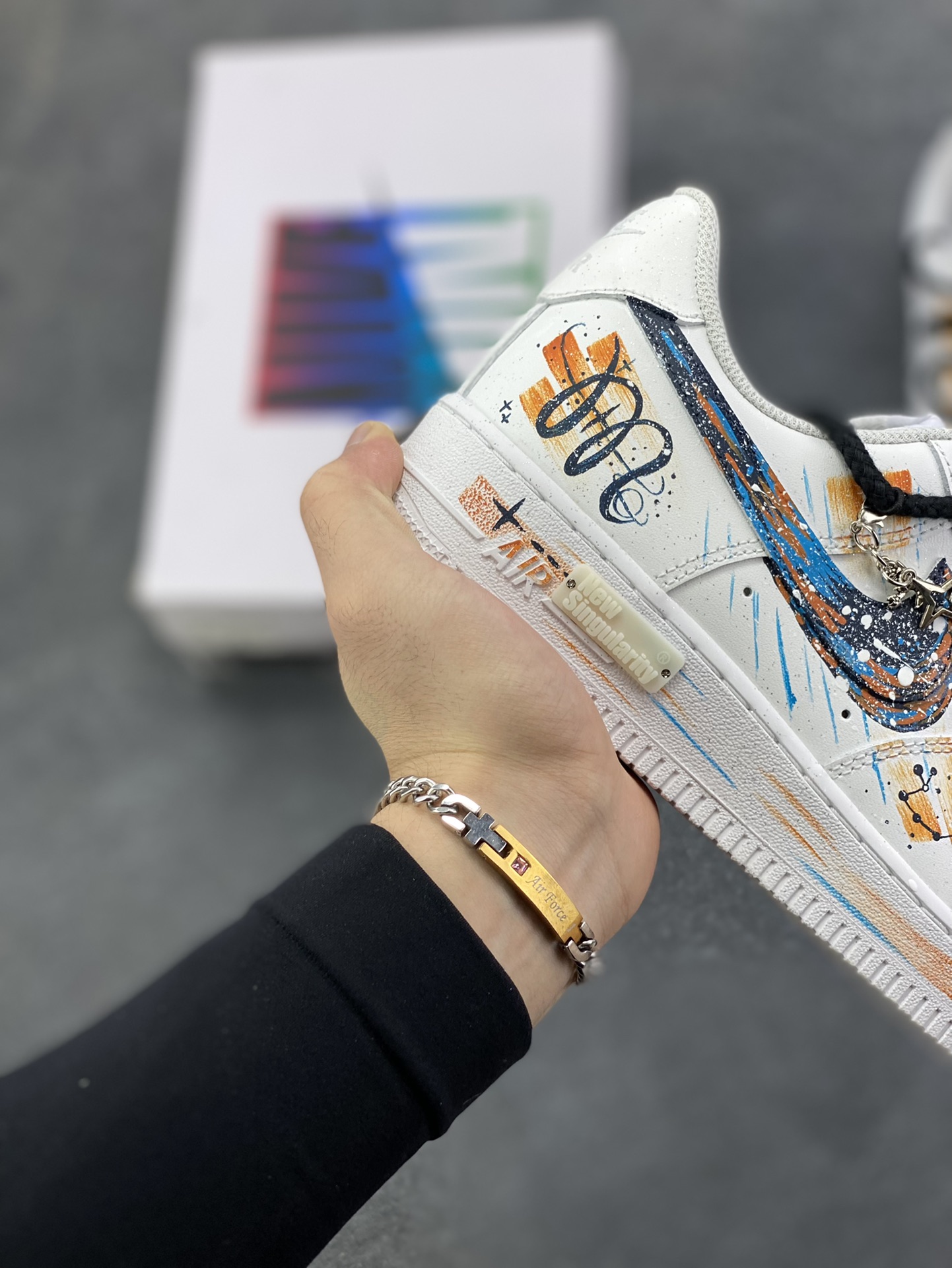 图片[6]-手绘涂鸦“天蝎座”十二星座系列 Nike Air Force 1 “Scorpio”空军一号定制板鞋 纯白鞋身化作星穹画布，泼墨般的蓝橙笔触勾勒天蝎座的神秘轮廓，星轨纹路在鞋侧肆意延展，双色系鞋带缠绕出不羁风格，专属星座挂饰更添细节温度。它不止是一双鞋，更是天蝎特质的具象表达——冷冽中藏着热烈，小众里透着锋芒，将星座文化、手绘艺术与街头潮流熔于一炉，让每一步都似在星际间留下独特轨迹 货号：星座10241122 尺码：36 36.5 37.5 38 38.5 39 40 40.5 41 42 42.5 43 44 44.5 45-选品中心