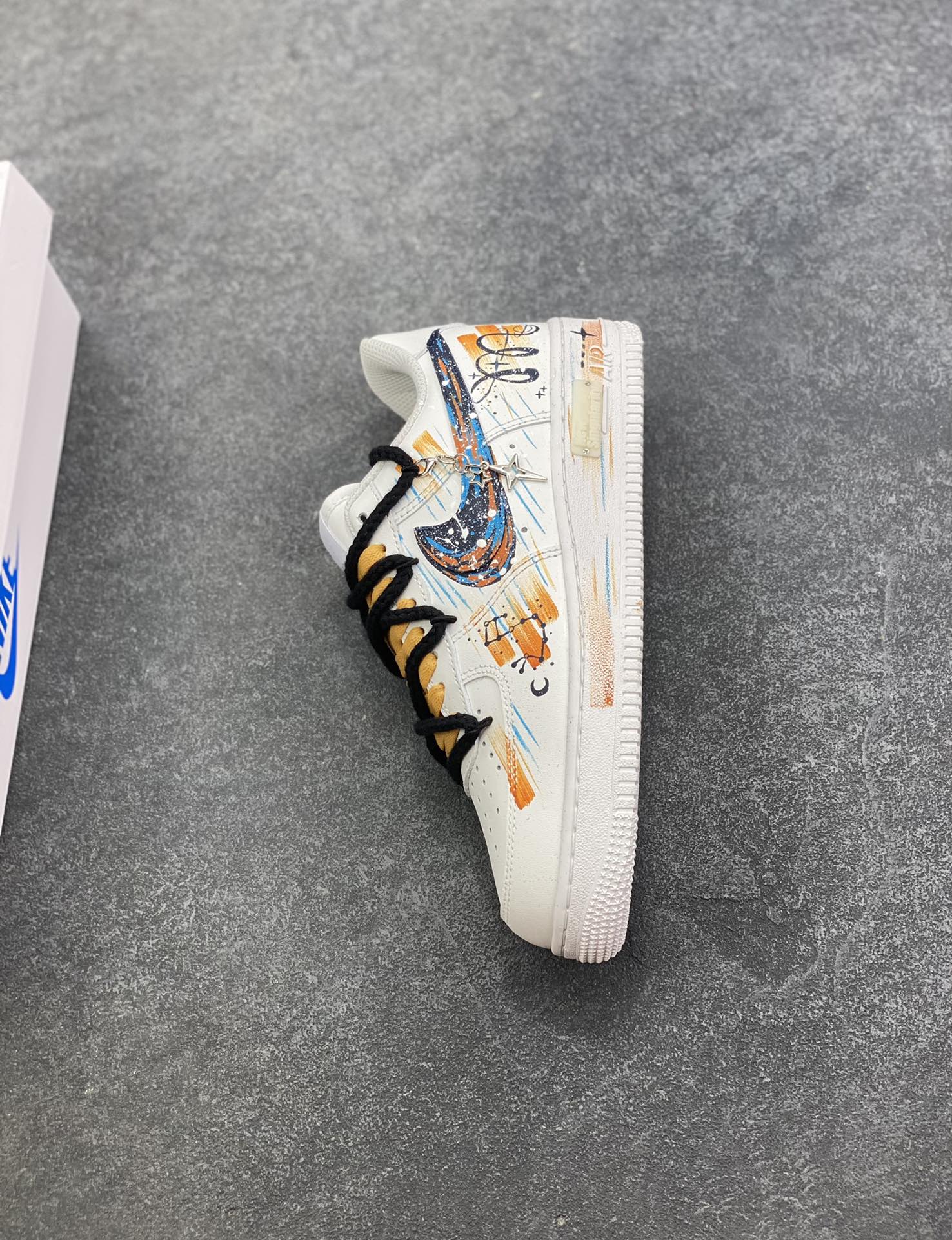 图片[7]-手绘涂鸦“天蝎座”十二星座系列 Nike Air Force 1 “Scorpio”空军一号定制板鞋 纯白鞋身化作星穹画布，泼墨般的蓝橙笔触勾勒天蝎座的神秘轮廓，星轨纹路在鞋侧肆意延展，双色系鞋带缠绕出不羁风格，专属星座挂饰更添细节温度。它不止是一双鞋，更是天蝎特质的具象表达——冷冽中藏着热烈，小众里透着锋芒，将星座文化、手绘艺术与街头潮流熔于一炉，让每一步都似在星际间留下独特轨迹 货号：星座10241122 尺码：36 36.5 37.5 38 38.5 39 40 40.5 41 42 42.5 43 44 44.5 45-选品中心