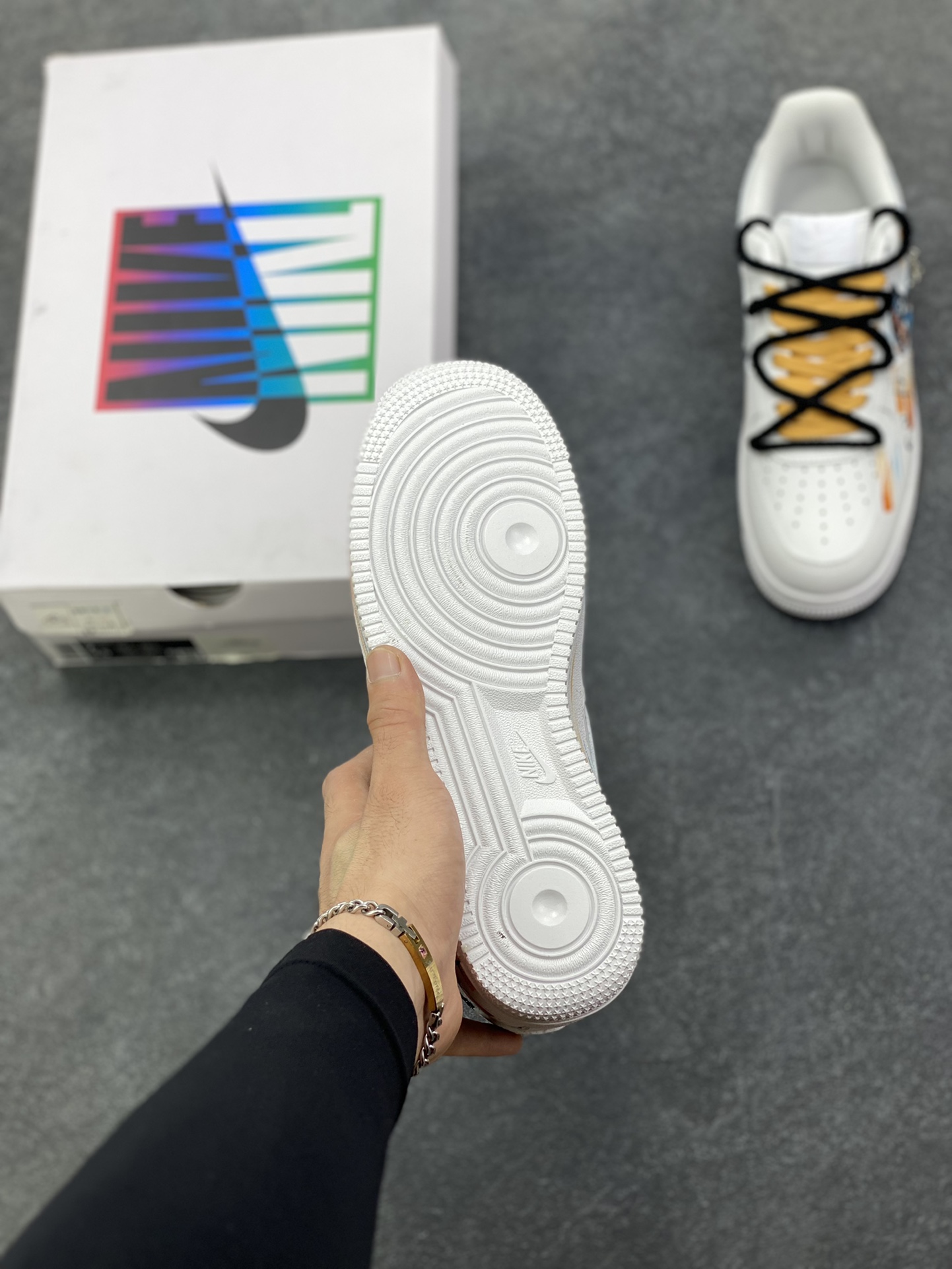 图片[5]-手绘涂鸦“天蝎座”十二星座系列 Nike Air Force 1 “Scorpio”空军一号定制板鞋 纯白鞋身化作星穹画布，泼墨般的蓝橙笔触勾勒天蝎座的神秘轮廓，星轨纹路在鞋侧肆意延展，双色系鞋带缠绕出不羁风格，专属星座挂饰更添细节温度。它不止是一双鞋，更是天蝎特质的具象表达——冷冽中藏着热烈，小众里透着锋芒，将星座文化、手绘艺术与街头潮流熔于一炉，让每一步都似在星际间留下独特轨迹 货号：星座10241122 尺码：36 36.5 37.5 38 38.5 39 40 40.5 41 42 42.5 43 44 44.5 45-选品中心