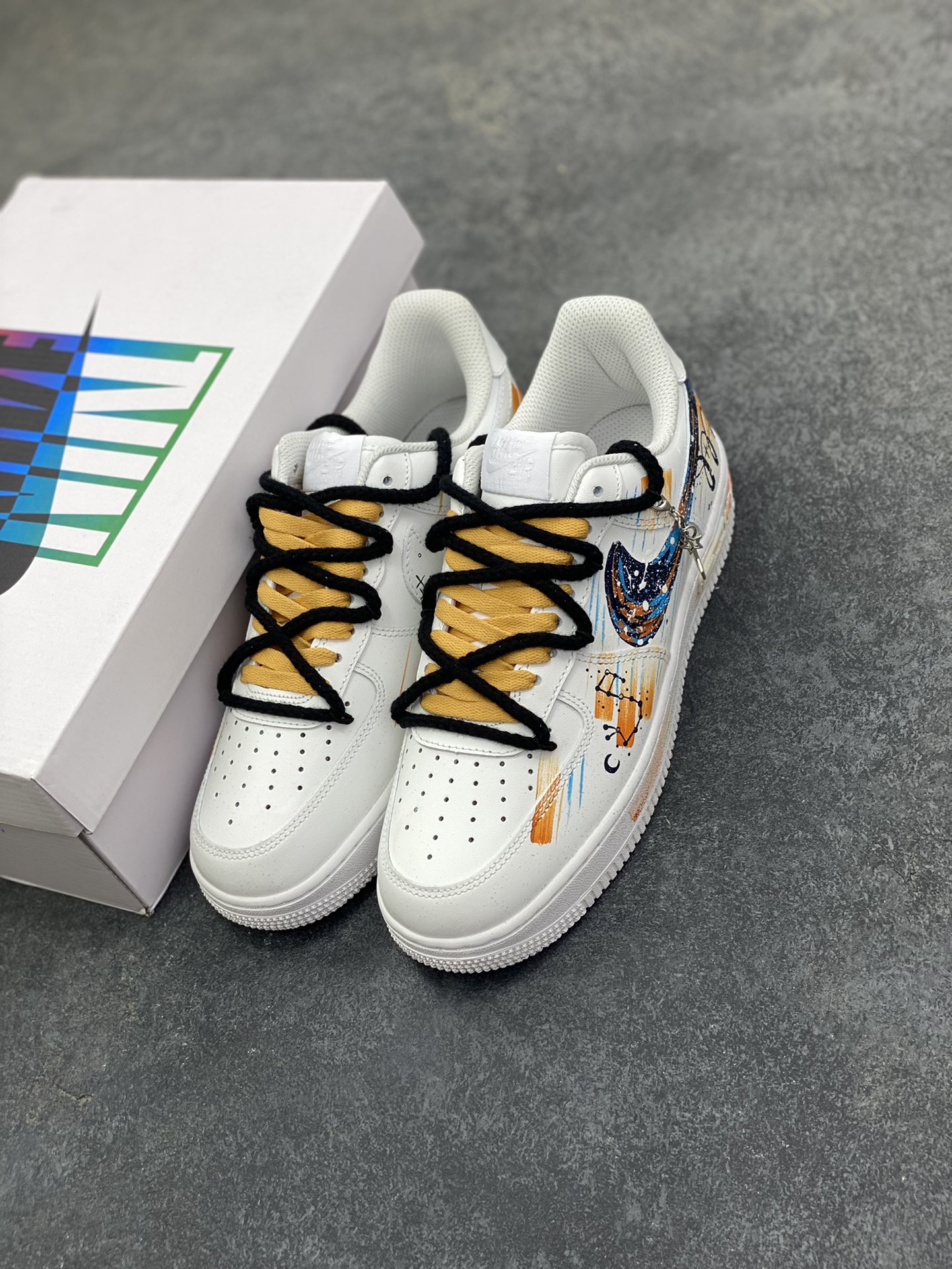 图片[8]-手绘涂鸦“天蝎座”十二星座系列 Nike Air Force 1 “Scorpio”空军一号定制板鞋 纯白鞋身化作星穹画布，泼墨般的蓝橙笔触勾勒天蝎座的神秘轮廓，星轨纹路在鞋侧肆意延展，双色系鞋带缠绕出不羁风格，专属星座挂饰更添细节温度。它不止是一双鞋，更是天蝎特质的具象表达——冷冽中藏着热烈，小众里透着锋芒，将星座文化、手绘艺术与街头潮流熔于一炉，让每一步都似在星际间留下独特轨迹 货号：星座10241122 尺码：36 36.5 37.5 38 38.5 39 40 40.5 41 42 42.5 43 44 44.5 45-选品中心