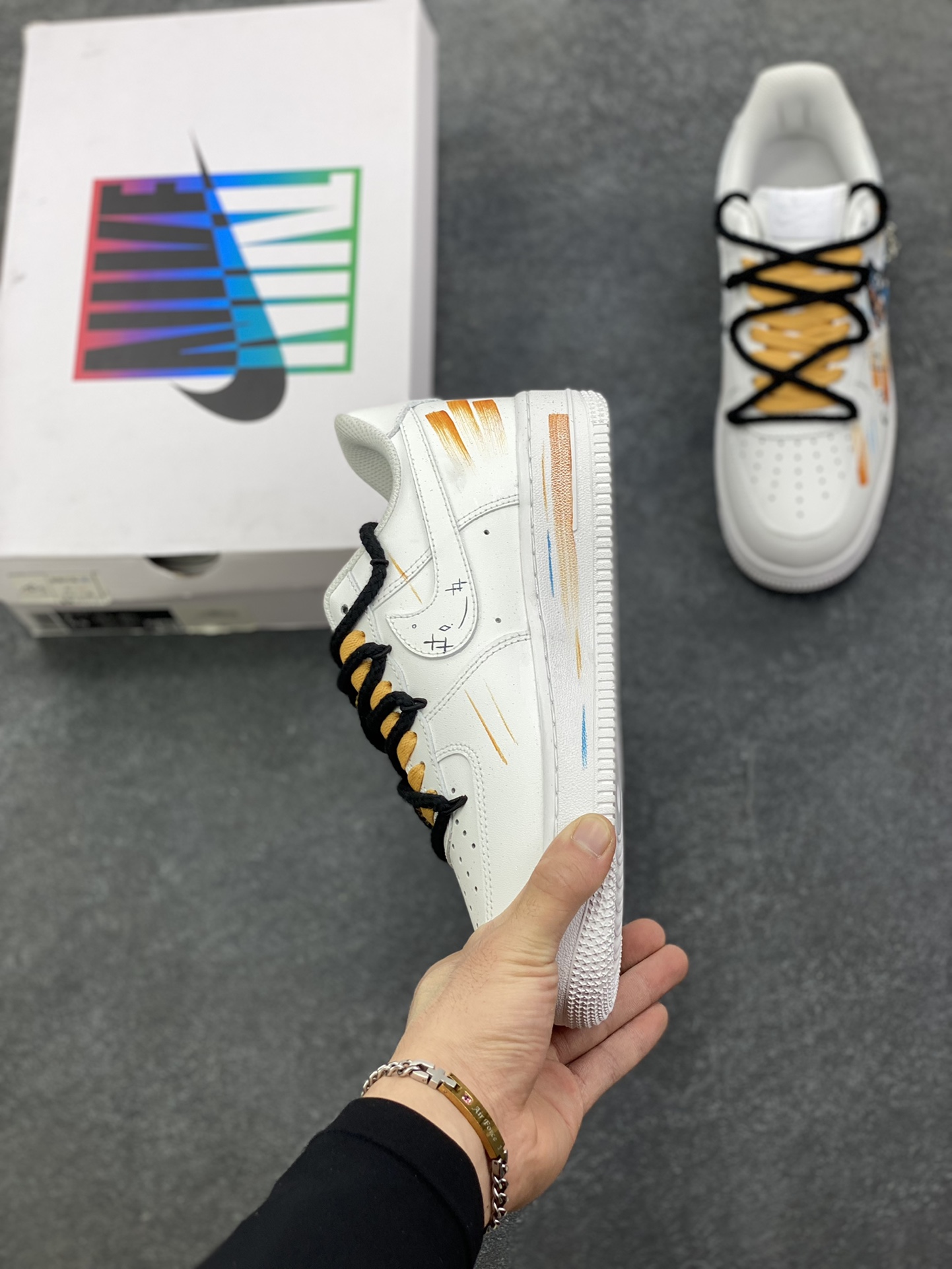 图片[3]-手绘涂鸦“天蝎座”十二星座系列 Nike Air Force 1 “Scorpio”空军一号定制板鞋 纯白鞋身化作星穹画布，泼墨般的蓝橙笔触勾勒天蝎座的神秘轮廓，星轨纹路在鞋侧肆意延展，双色系鞋带缠绕出不羁风格，专属星座挂饰更添细节温度。它不止是一双鞋，更是天蝎特质的具象表达——冷冽中藏着热烈，小众里透着锋芒，将星座文化、手绘艺术与街头潮流熔于一炉，让每一步都似在星际间留下独特轨迹 货号：星座10241122 尺码：36 36.5 37.5 38 38.5 39 40 40.5 41 42 42.5 43 44 44.5 45-选品中心