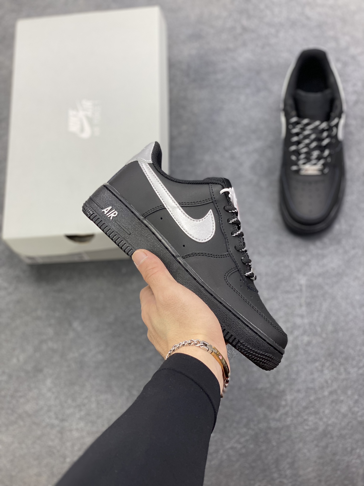 Nike Air Force 1 Low 黑银勾 空军一号低帮运动休闲板鞋 原楦头原纸板 打造纯正空军版型 专注外贸渠道 全掌内置蜂窝气垫 原盒配件 原厂中底钢印、拉帮完美 货号：FV5951-001 尺码：35.5 36 36.5 37.5 38 38.5 39 40 40.5 41 42 42.5 43 44 44.5 45 46-选品中心