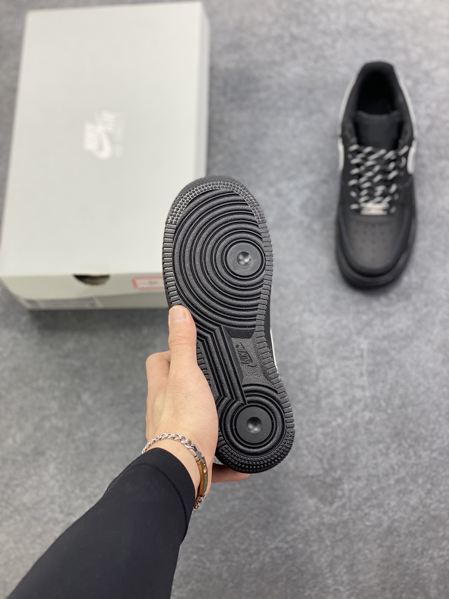 图片[5]-Nike Air Force 1 Low 黑银勾 空军一号低帮运动休闲板鞋 原楦头原纸板 打造纯正空军版型 专注外贸渠道 全掌内置蜂窝气垫 原盒配件 原厂中底钢印、拉帮完美 货号：FV5951-001 尺码：35.5 36 36.5 37.5 38 38.5 39 40 40.5 41 42 42.5 43 44 44.5 45 46-选品中心