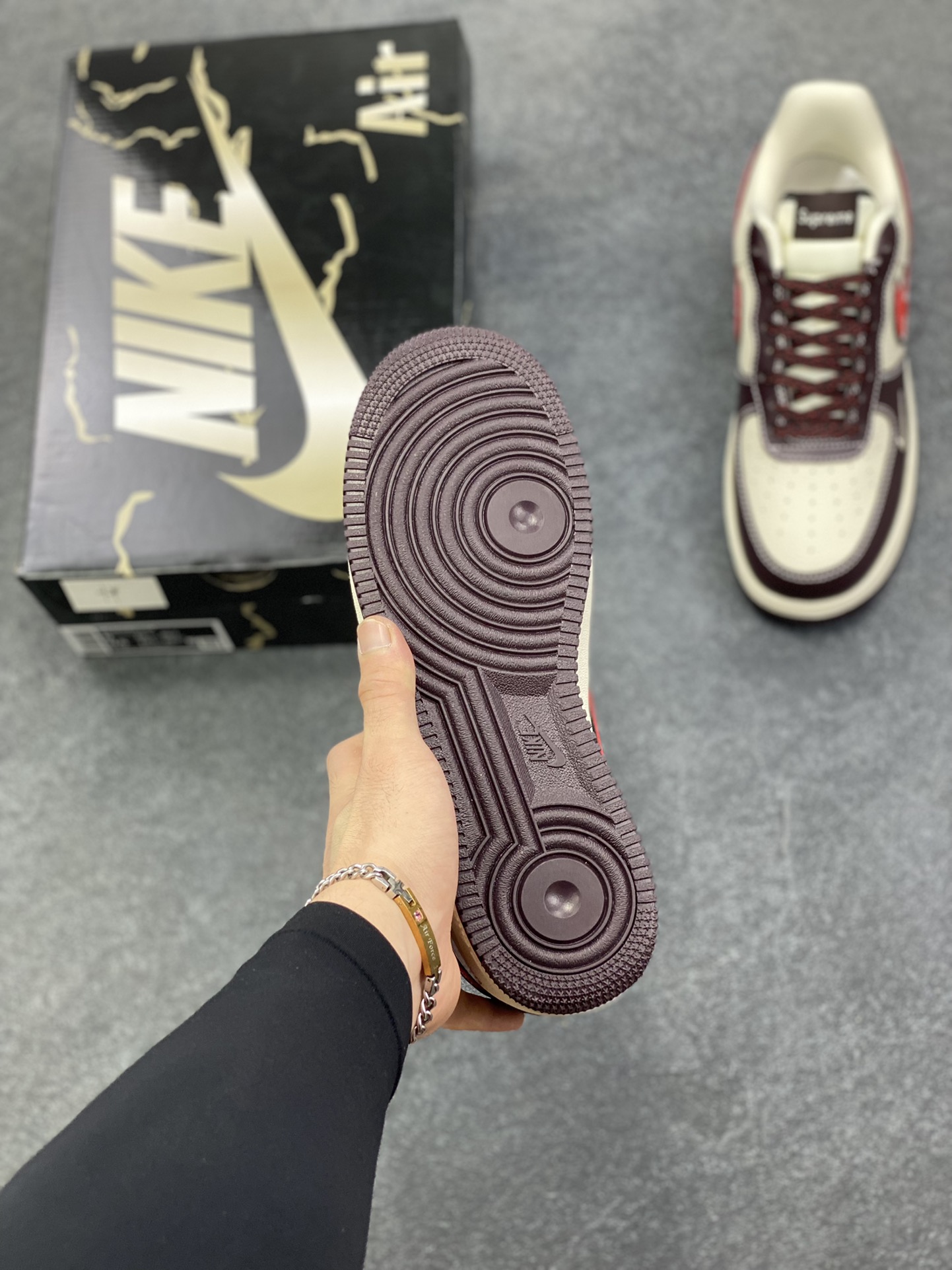 图片[5]-Nike Air Force 1 \’07 Low “Supreme联名——字母红勾”空军一号 高端定制 低帮 运动鞋 休闲鞋 折边针车 工艺难度大 原楦头原纸板 原装鞋盒 定制五金配件 内置全掌气垫 原厂鞋底 货号：KJ1688-019 尺码：36 36.5 37.5 38 38.5 39 40 40.5 41 42 42.5 43 44 44.5 45-选品中心