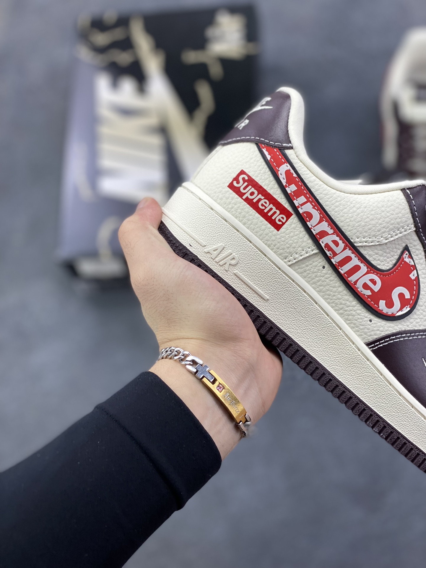 图片[6]-Nike Air Force 1 \’07 Low “Supreme联名——字母红勾”空军一号 高端定制 低帮 运动鞋 休闲鞋 折边针车 工艺难度大 原楦头原纸板 原装鞋盒 定制五金配件 内置全掌气垫 原厂鞋底 货号：KJ1688-019 尺码：36 36.5 37.5 38 38.5 39 40 40.5 41 42 42.5 43 44 44.5 45-选品中心