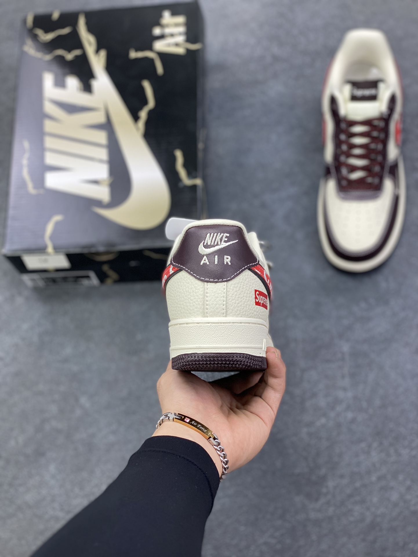 图片[4]-Nike Air Force 1 \’07 Low “Supreme联名——字母红勾”空军一号 高端定制 低帮 运动鞋 休闲鞋 折边针车 工艺难度大 原楦头原纸板 原装鞋盒 定制五金配件 内置全掌气垫 原厂鞋底 货号：KJ1688-019 尺码：36 36.5 37.5 38 38.5 39 40 40.5 41 42 42.5 43 44 44.5 45-选品中心