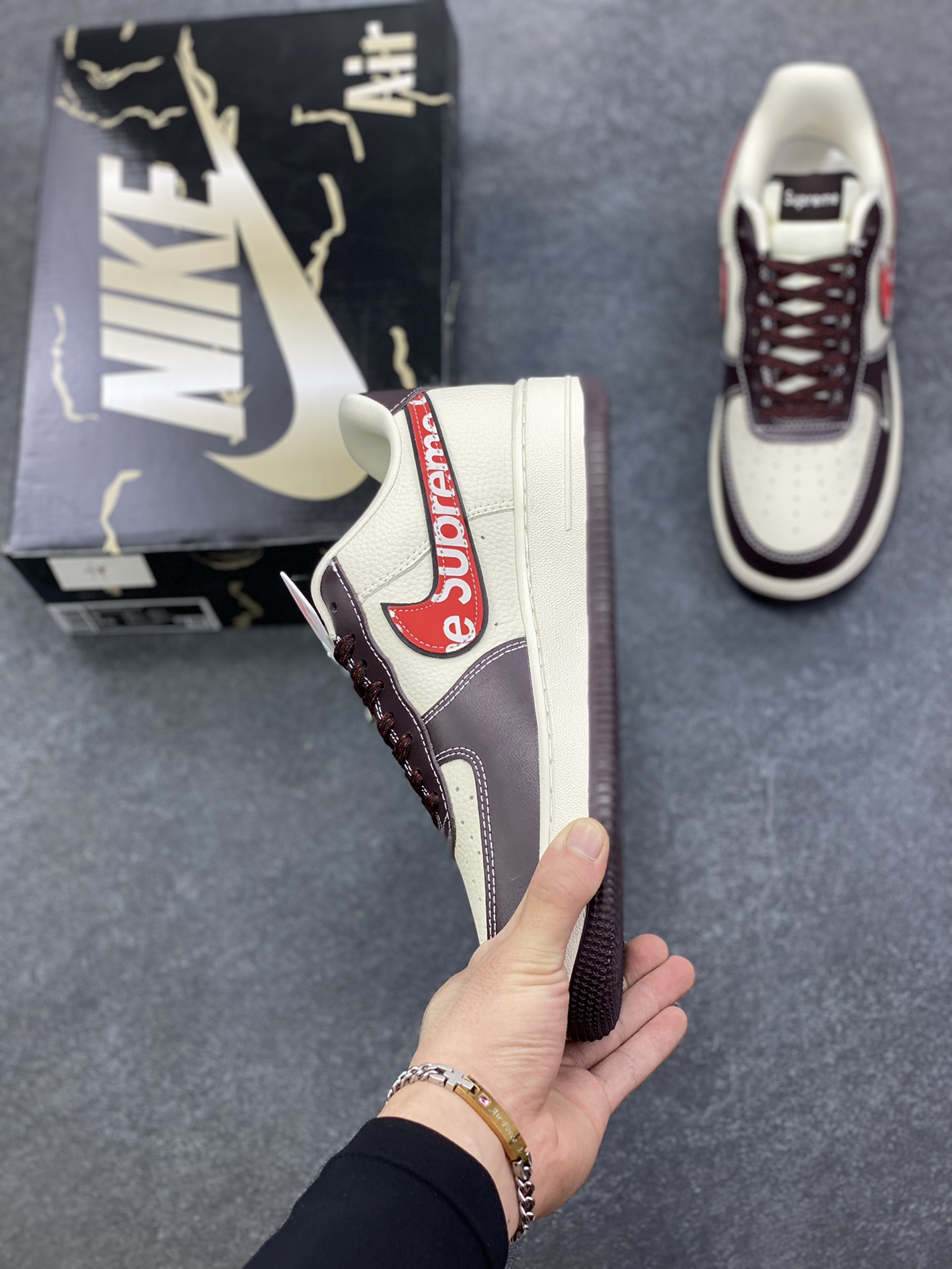 图片[3]-Nike Air Force 1 \’07 Low “Supreme联名——字母红勾”空军一号 高端定制 低帮 运动鞋 休闲鞋 折边针车 工艺难度大 原楦头原纸板 原装鞋盒 定制五金配件 内置全掌气垫 原厂鞋底 货号：KJ1688-019 尺码：36 36.5 37.5 38 38.5 39 40 40.5 41 42 42.5 43 44 44.5 45-选品中心