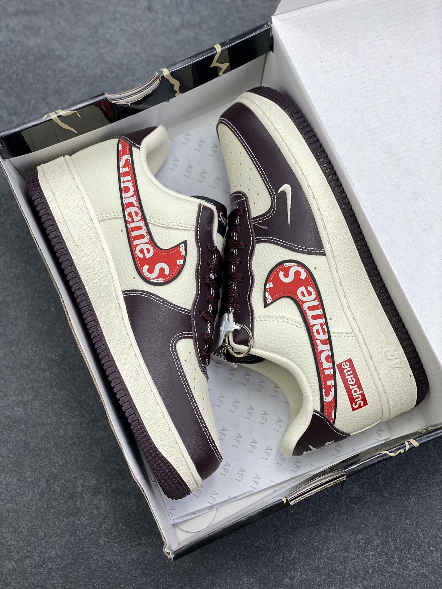 图片[9]-Nike Air Force 1 \’07 Low “Supreme联名——字母红勾”空军一号 高端定制 低帮 运动鞋 休闲鞋 折边针车 工艺难度大 原楦头原纸板 原装鞋盒 定制五金配件 内置全掌气垫 原厂鞋底 货号：KJ1688-019 尺码：36 36.5 37.5 38 38.5 39 40 40.5 41 42 42.5 43 44 44.5 45-选品中心