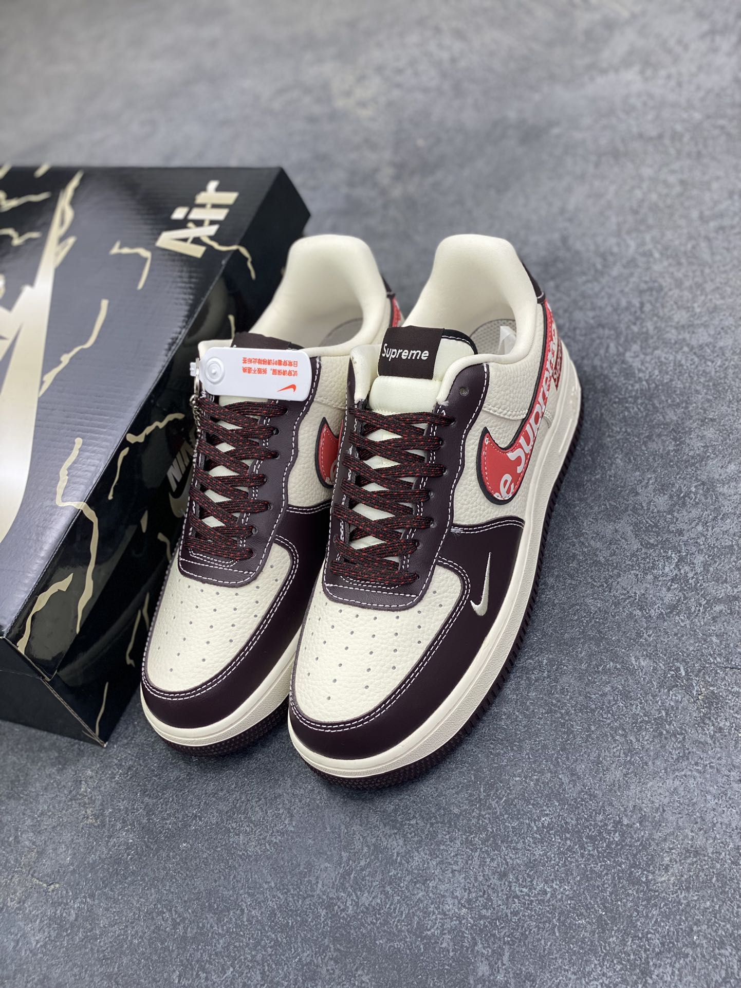 图片[8]-Nike Air Force 1 \’07 Low “Supreme联名——字母红勾”空军一号 高端定制 低帮 运动鞋 休闲鞋 折边针车 工艺难度大 原楦头原纸板 原装鞋盒 定制五金配件 内置全掌气垫 原厂鞋底 货号：KJ1688-019 尺码：36 36.5 37.5 38 38.5 39 40 40.5 41 42 42.5 43 44 44.5 45-选品中心