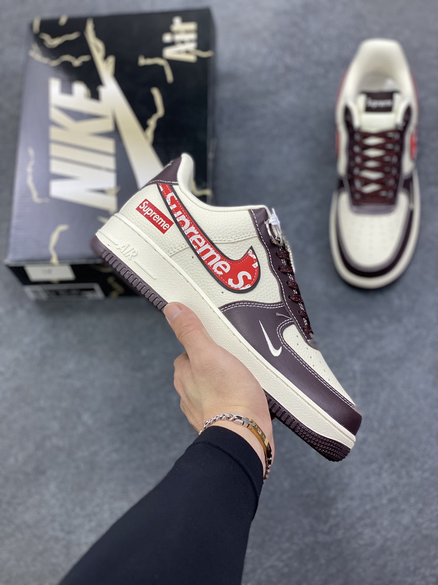 Nike Air Force 1 \'07 Low “Supreme联名——字母红勾”空军一号 高端定制 低帮 运动鞋 休闲鞋 折边针车 工艺难度大 原楦头原纸板 原装鞋盒 定制五金配件 内置全掌气垫 原厂鞋底 货号：KJ1688-019 尺码：36 36.5 37.5 38 38.5 39 40 40.5 41 42 42.5 43 44 44.5 45-选品中心