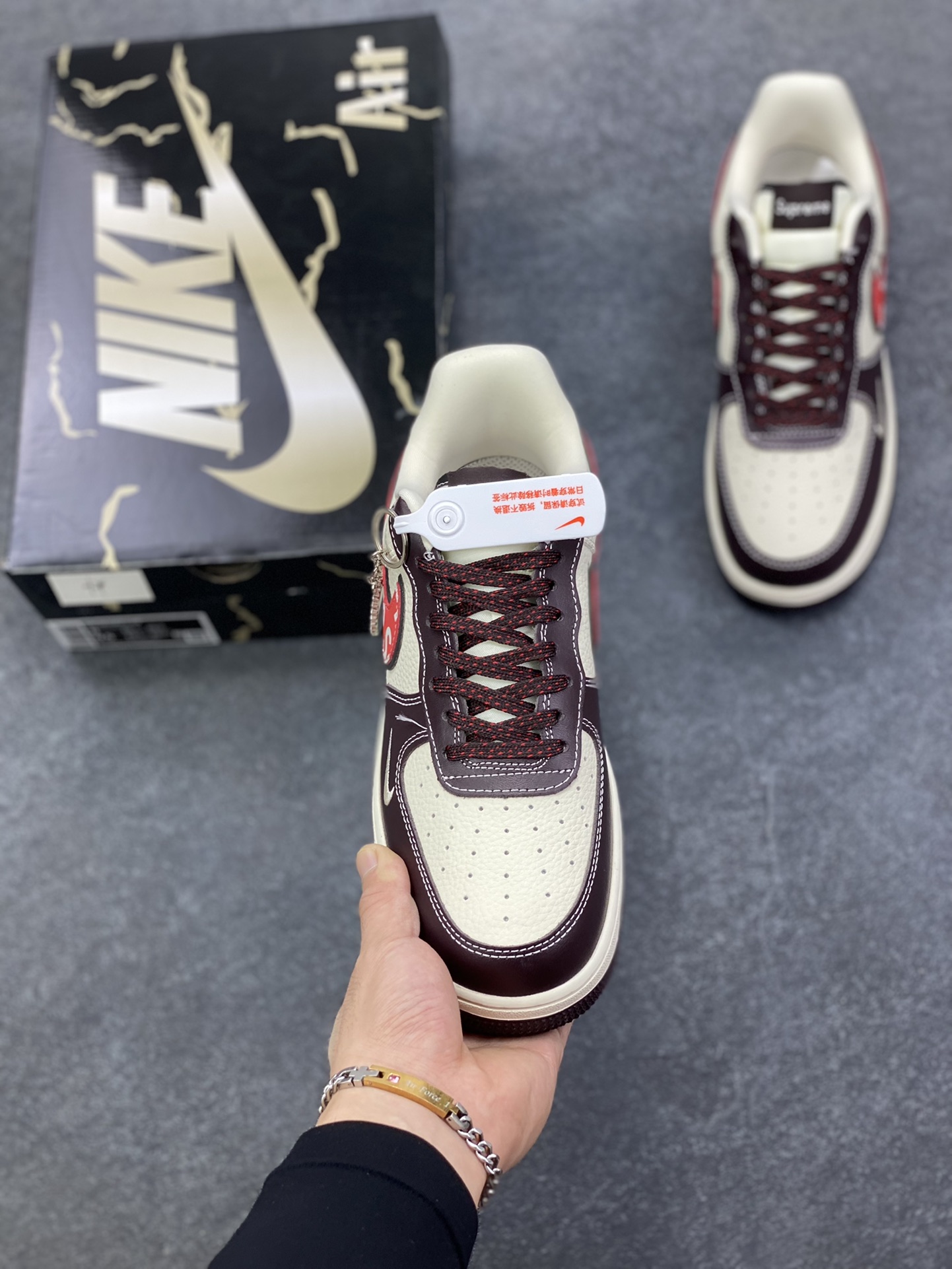 图片[2]-Nike Air Force 1 \’07 Low “Supreme联名——字母红勾”空军一号 高端定制 低帮 运动鞋 休闲鞋 折边针车 工艺难度大 原楦头原纸板 原装鞋盒 定制五金配件 内置全掌气垫 原厂鞋底 货号：KJ1688-019 尺码：36 36.5 37.5 38 38.5 39 40 40.5 41 42 42.5 43 44 44.5 45-选品中心